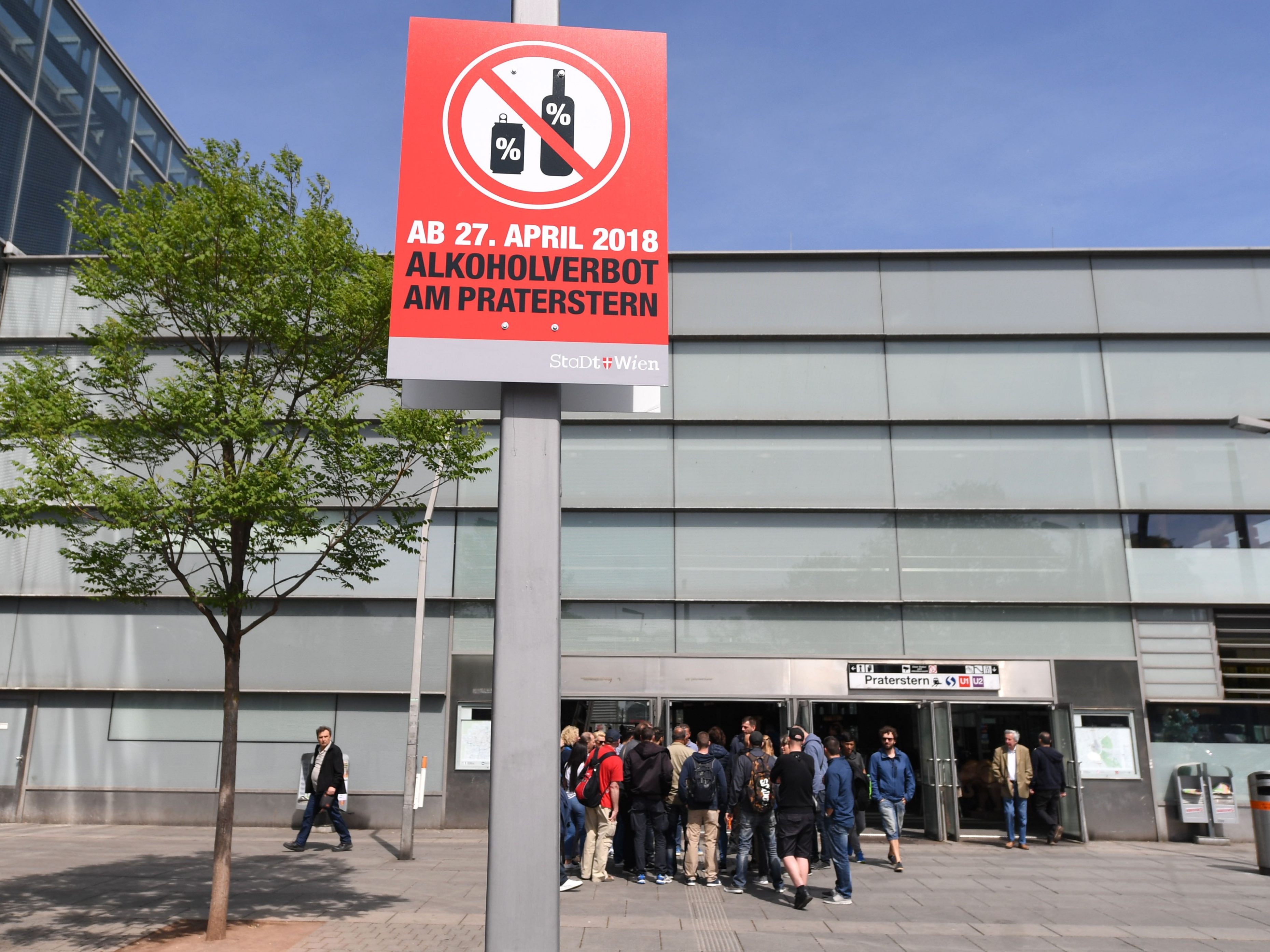 Am Praterstern informiert die Polizei über das neue Alkoholverbot. Am Praterstern informiert die Polizei über das neue Alkoholverbot.