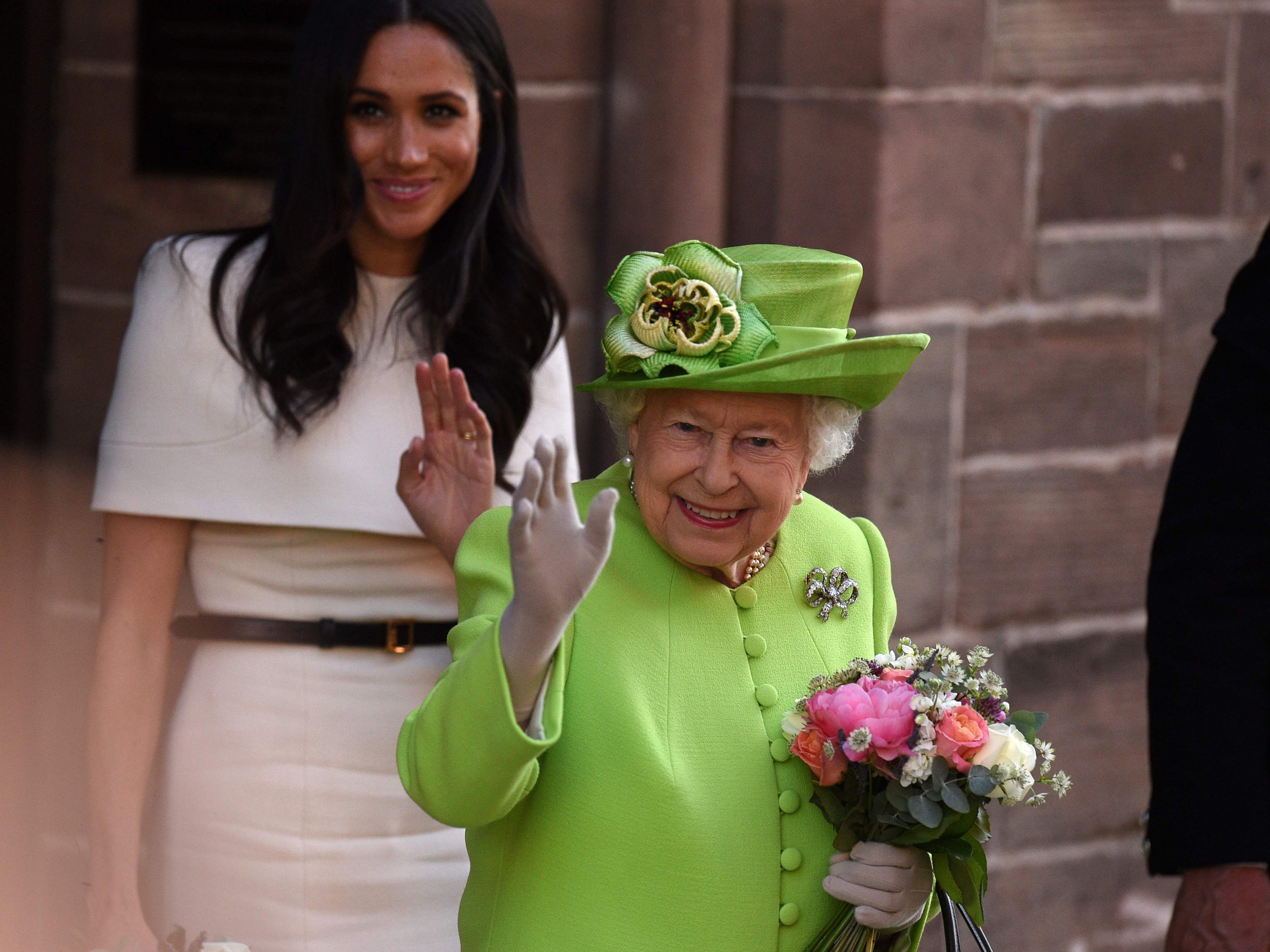 Queen Elizabeth und herzogin Meghan absolvierten ihren ersten gemeinsamen Termin. Queen Elizabeth und herzogin Meghan absolvierten ihren ersten gemeinsamen Termin.