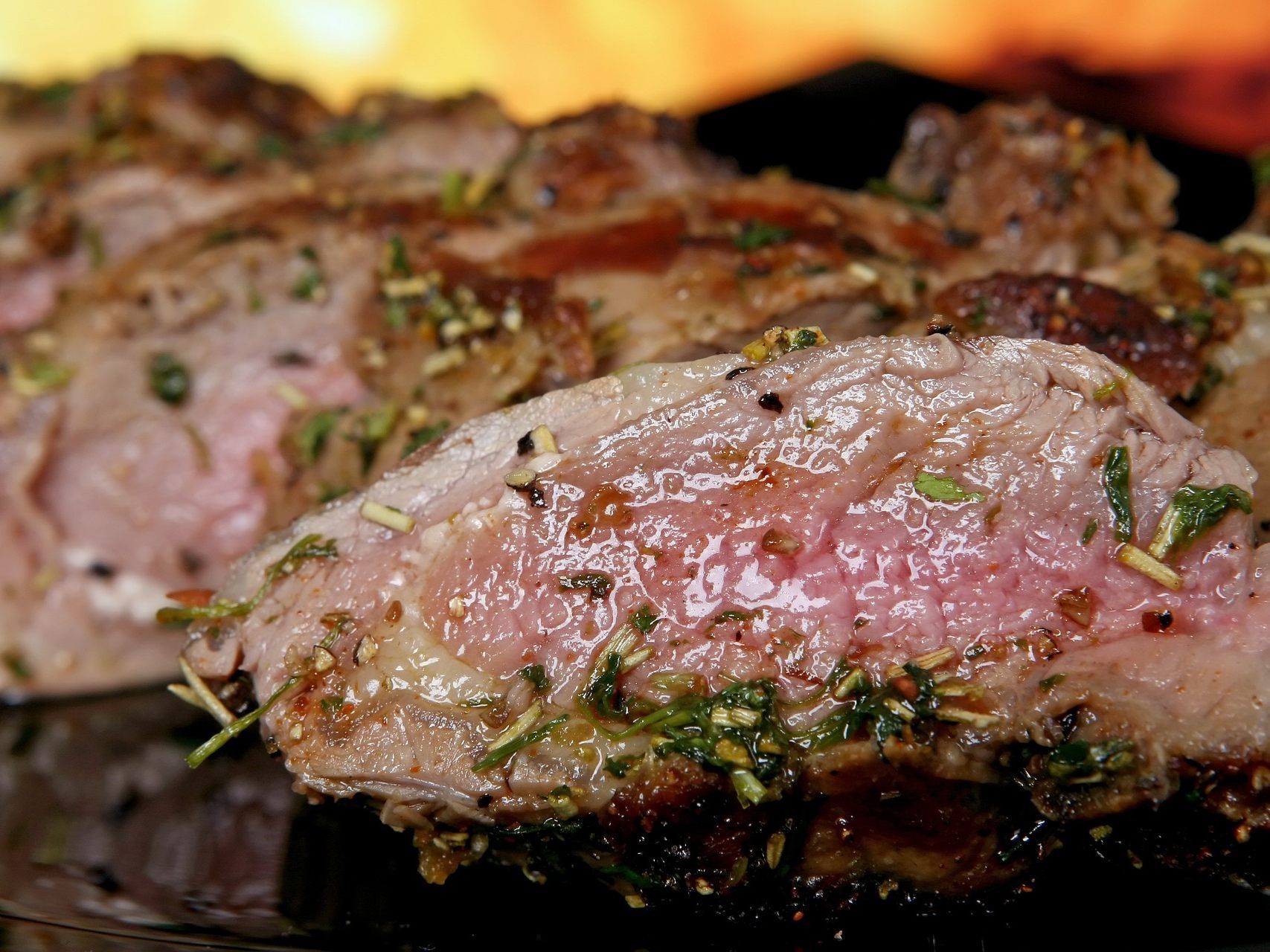 Fleisch kann man auf viele verschiedene Arten grillen. Fleisch kann man auf viele verschiedene Arten grillen.
