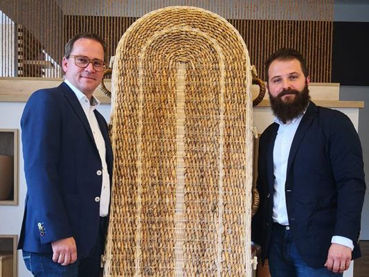 Martinovic (rechts) bietet als erster Bestatter in Wien Fairtrade-Särge an. Martinovic (rechts) bietet als erster Bestatter in Wien Fairtrade-Särge an.