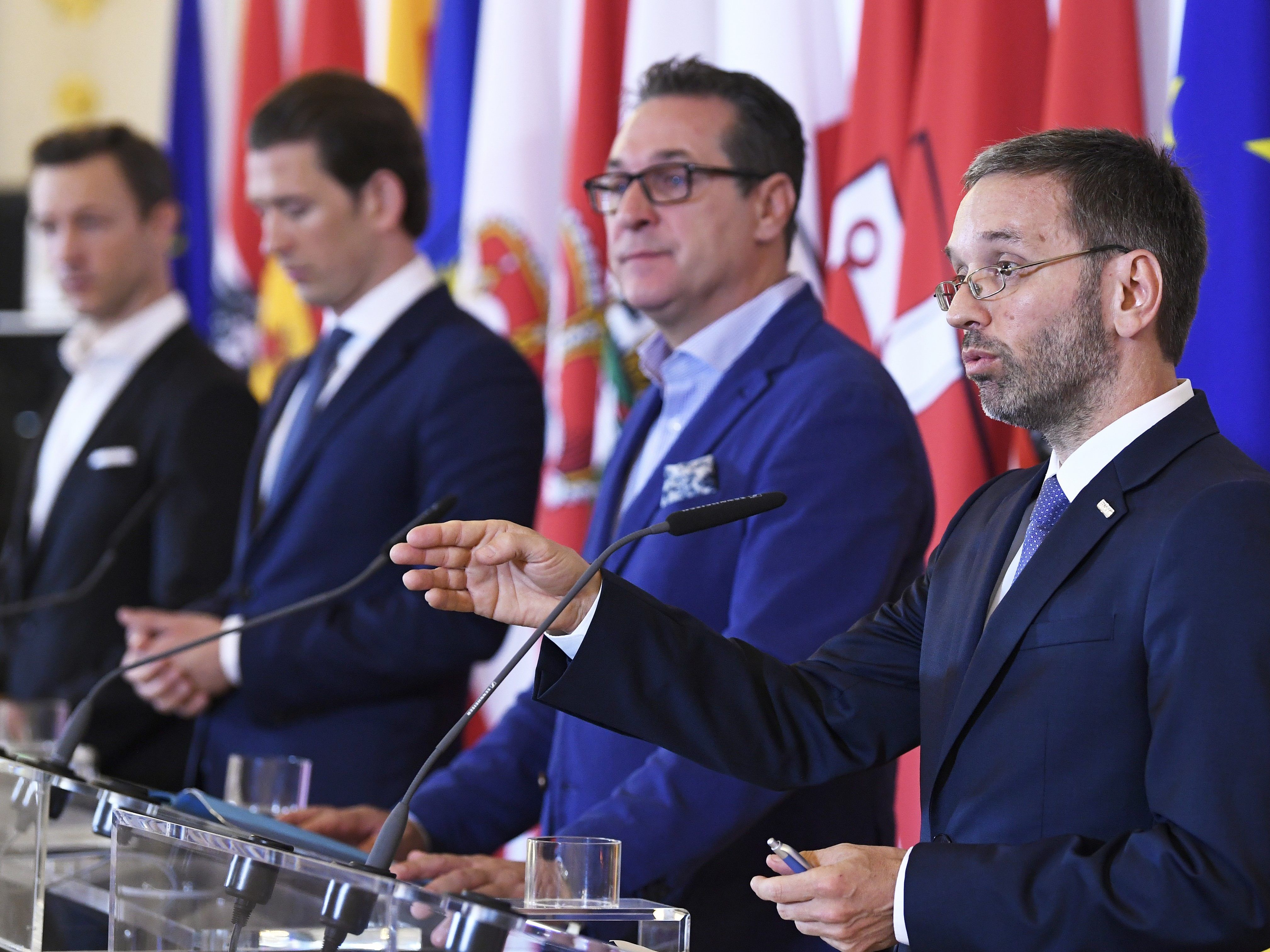 Kurz, Strache und Kickl wollen Maßnahmen zum Schutz der Südgrenze. Kurz, Strache und Kickl wollen Maßnahmen zum Schutz der Südgrenze.