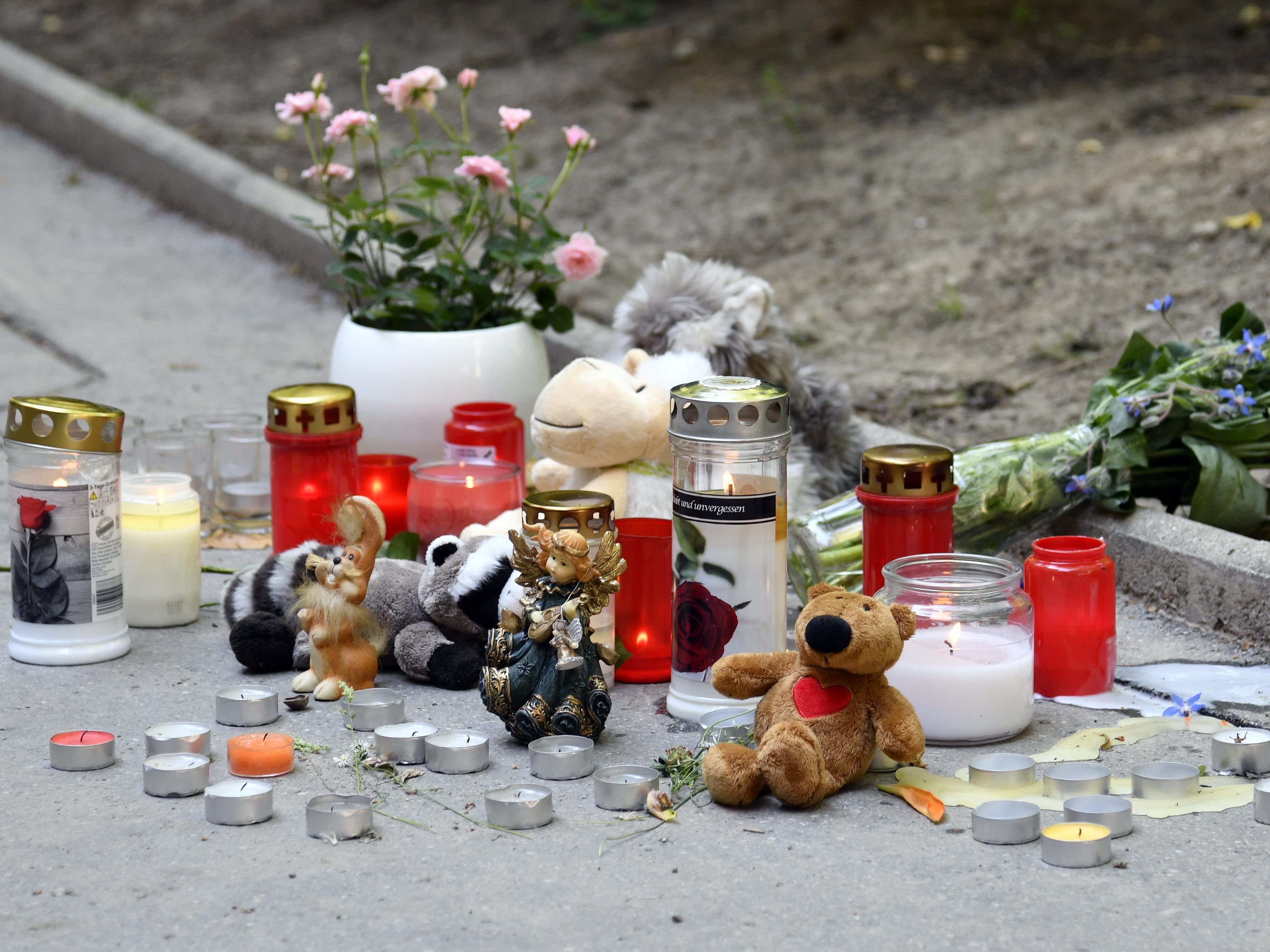 Große Trauer nach dem Tod des 7-jährigen Mädchens in Wien-Döbling. Große Trauer nach dem Tod des 7-jährigen Mädchens in Wien-Döbling.