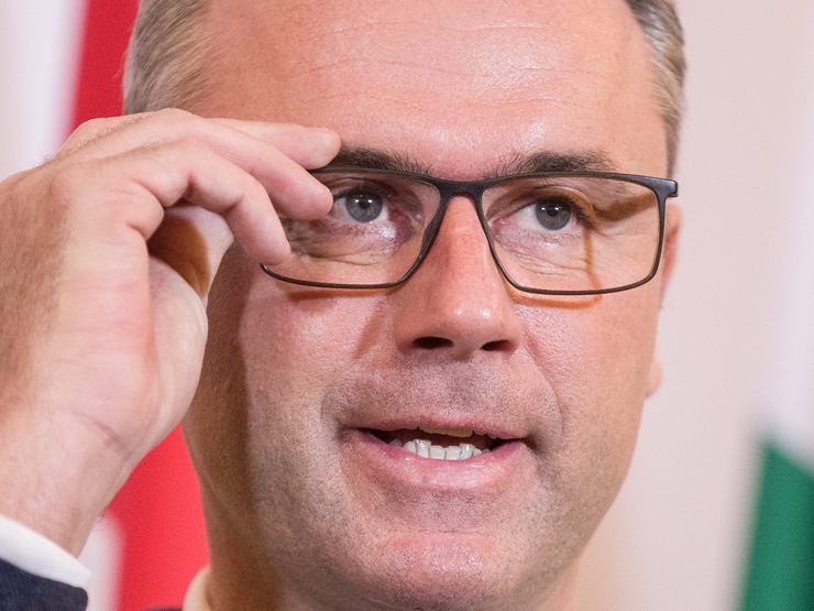 Norbert Hofer unterzeichnet eine Verordnung zur Freigabe des Pannenstreifens. Norbert Hofer unterzeichnet eine Verordnung zur Freigabe des Pannenstreifens.