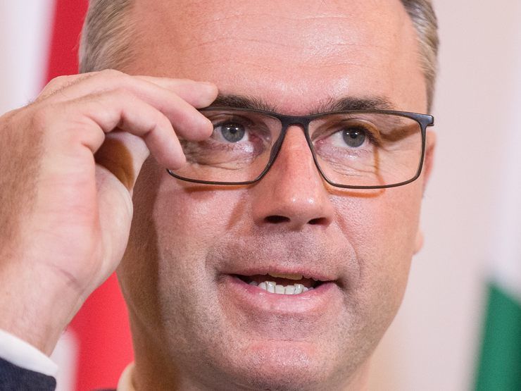 Norbert Hofer unterzeichnet eine Verordnung zur Freigabe des Pannenstreifens.