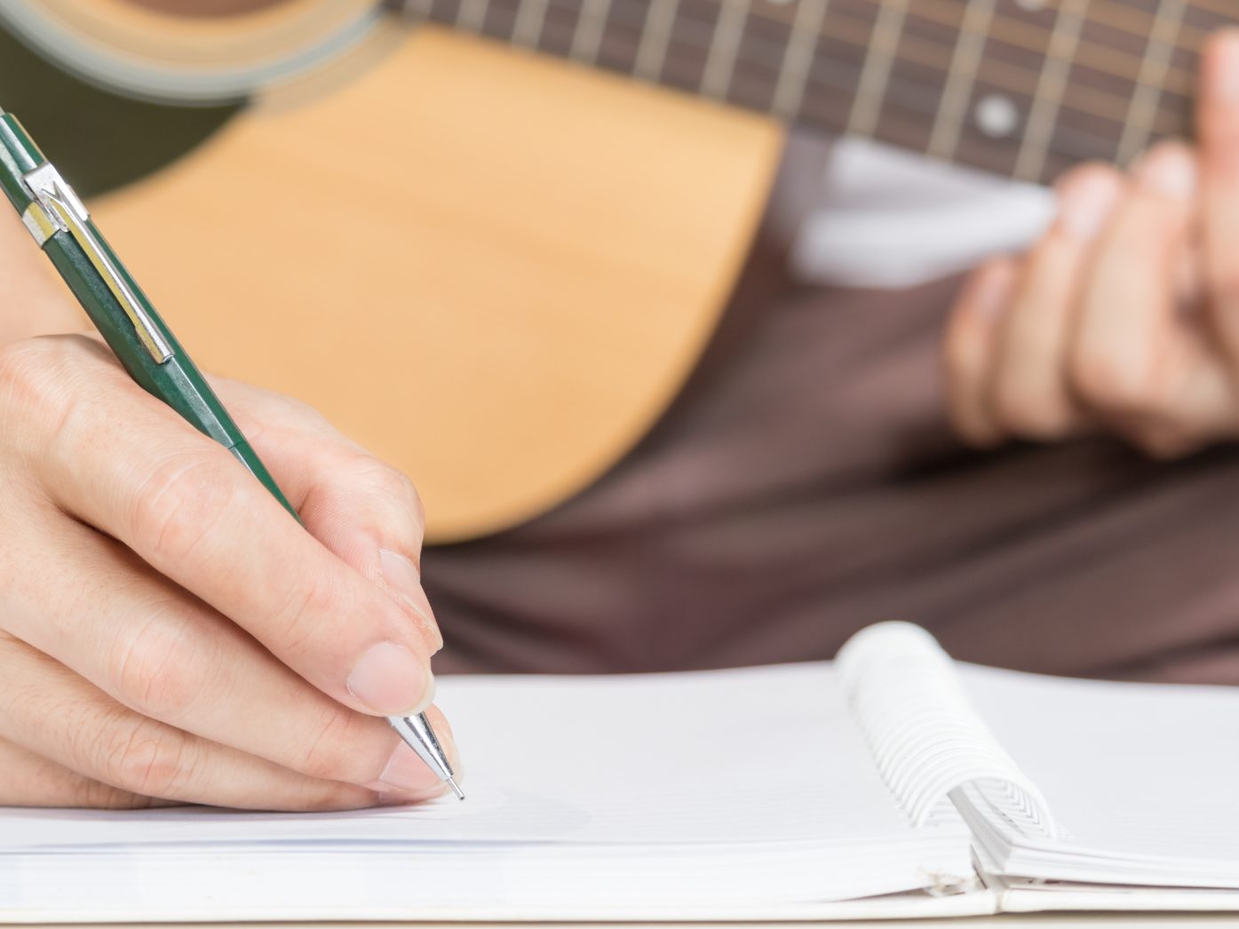 In 40 Jahren wurden laut einer Studie Songtexte immer einfacher und emotionaler. In 40 Jahren wurden laut einer Studie Songtexte immer einfacher und emotionaler.