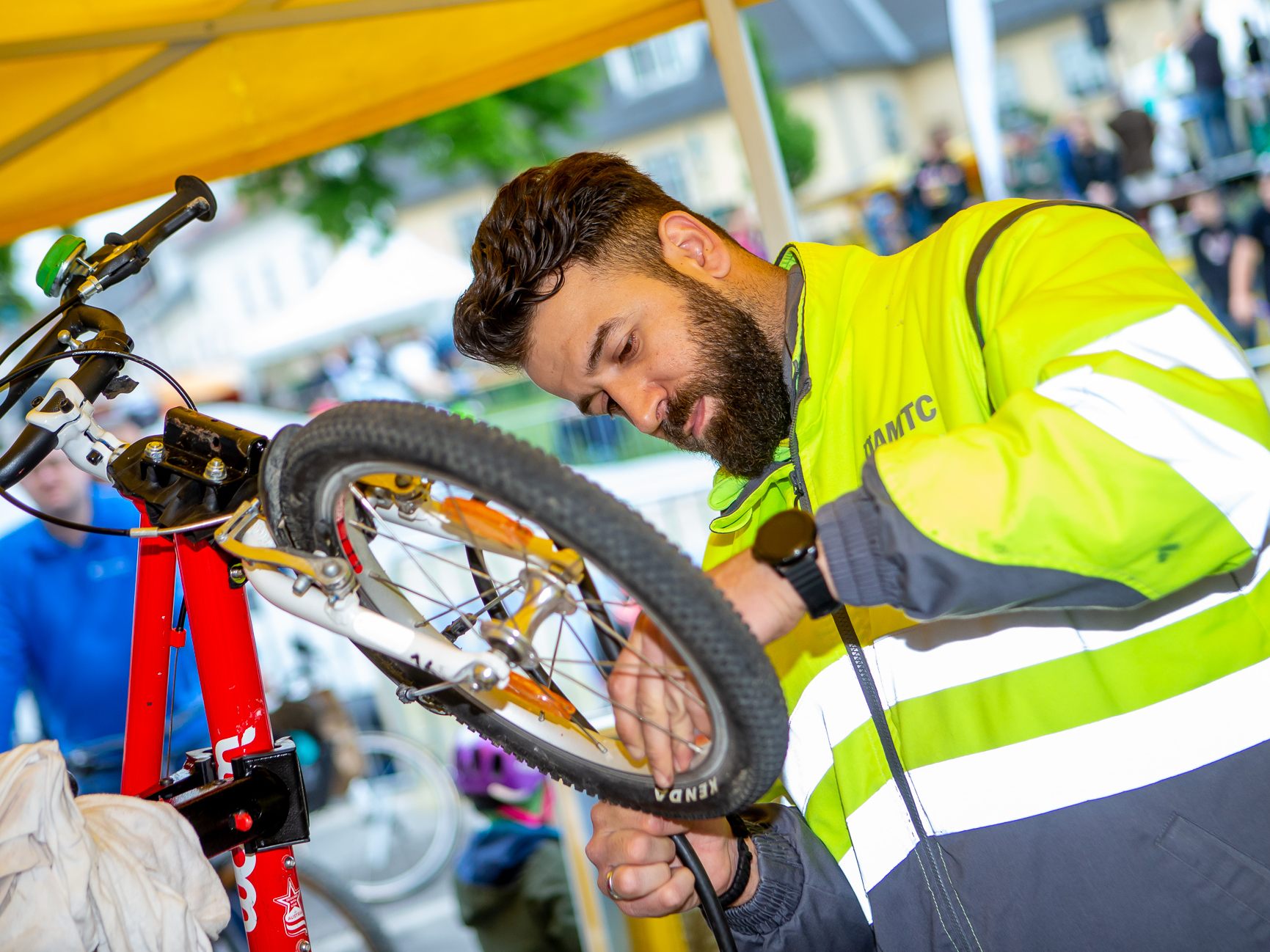 Bei den PopUp Fahrrad-Stützpunkten des Mobilitätsclubs servicieren ÖAMTC-Techniker:innen kostenlos Fahrräder. Bei den PopUp Fahrrad-Stützpunkten des Mobilitätsclubs servicieren ÖAMTC-Techniker:innen kostenlos Fahrräder.