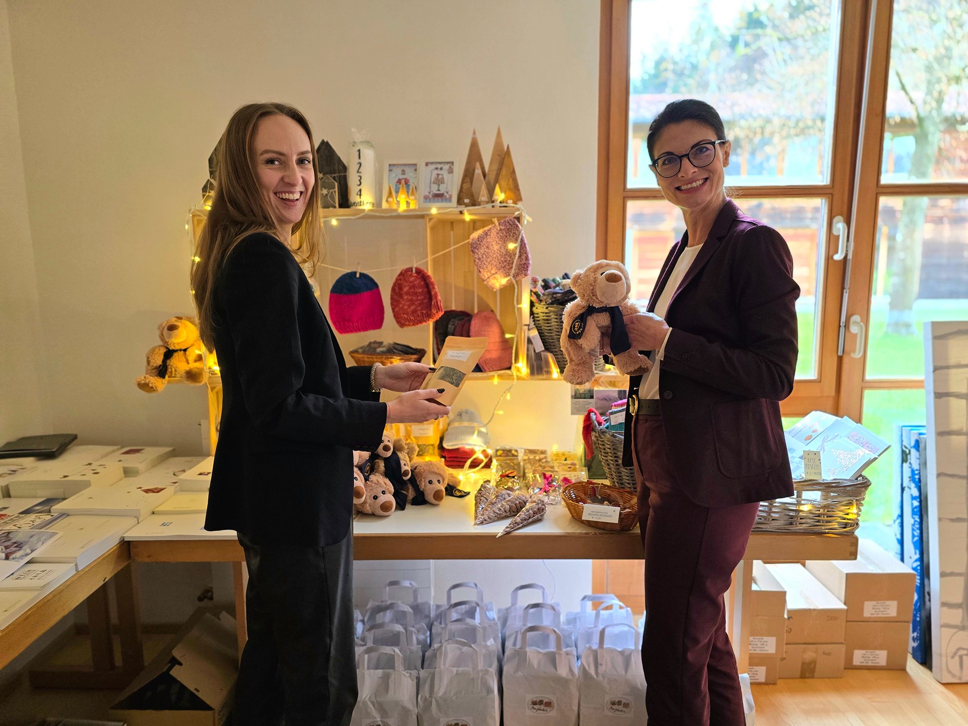 Kleine Geschenke, die Freude machen und Kindern Perspektiven schenken sind im Weihnachtsshop zu erstehen. Kleine Geschenke, die Freude machen und Kindern Perspektiven schenken sind im Weihnachtsshop zu erstehen.