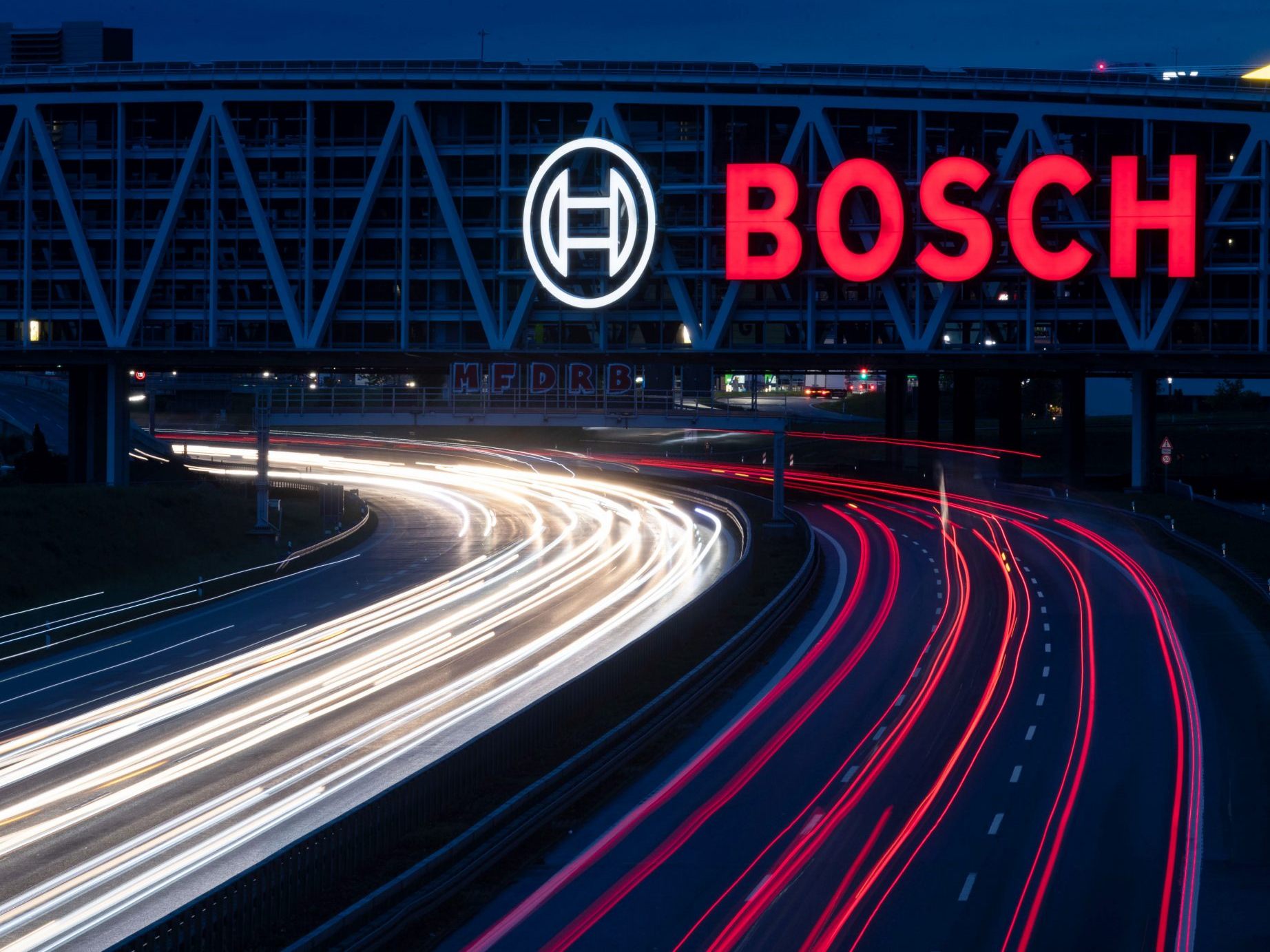 Das Logo des Technologiekonzerns Bosch leuchtet auf einem Parkhaus der Messe Stuttgart über der A8. Das Logo des Technologiekonzerns Bosch leuchtet auf einem Parkhaus der Messe Stuttgart über der A8.