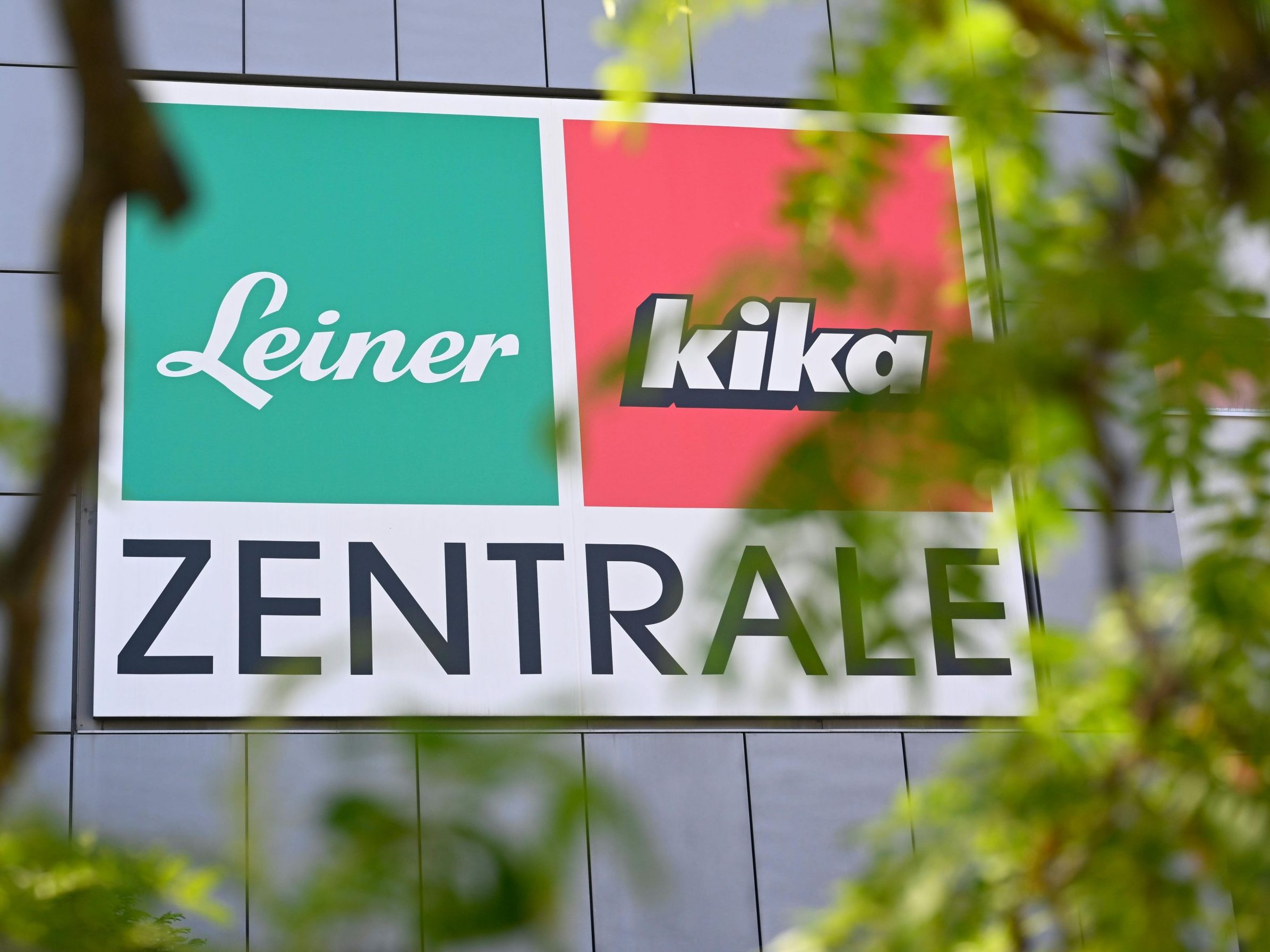 Bei länger dauernden Bestellungen soll es offenbar keine Möbelauslieferung mehr geben. Bei länger dauernden Bestellungen soll es offenbar keine Möbelauslieferung mehr geben.