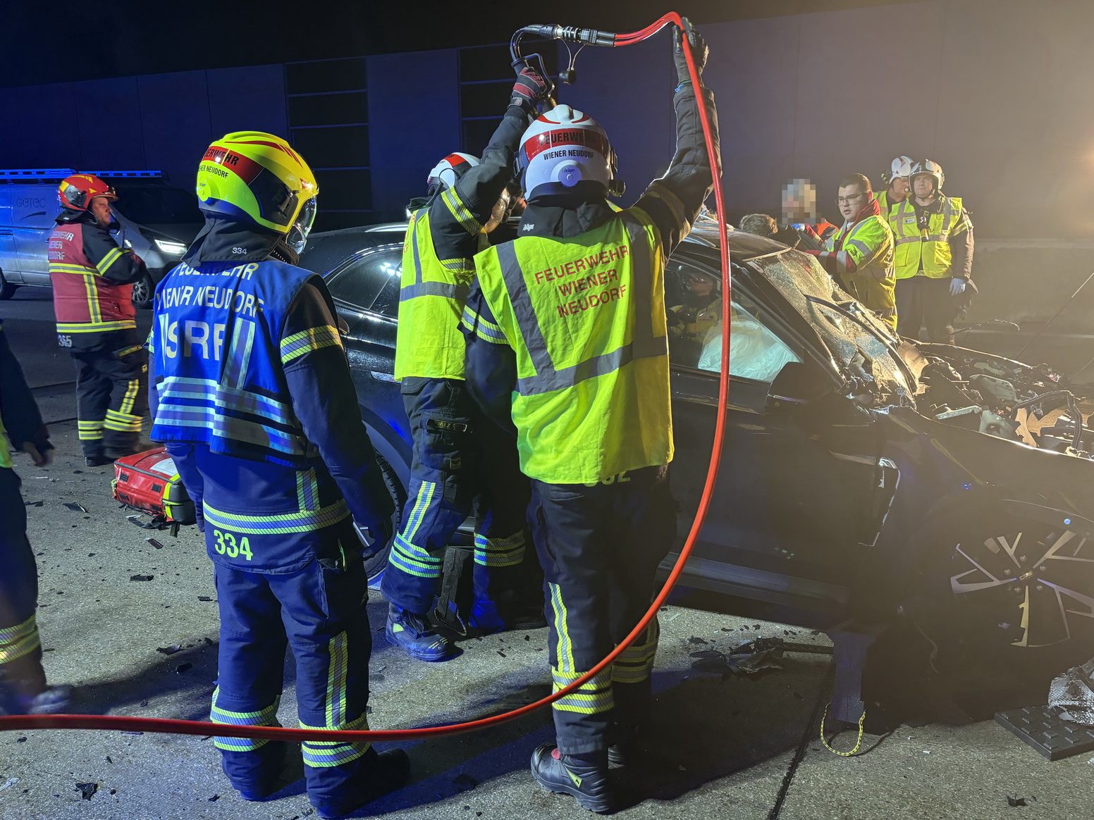 Einsatz der FF Wiener Neudorf nach einem Unfall auf der A2. Einsatz der FF Wiener Neudorf nach einem Unfall auf der A2.