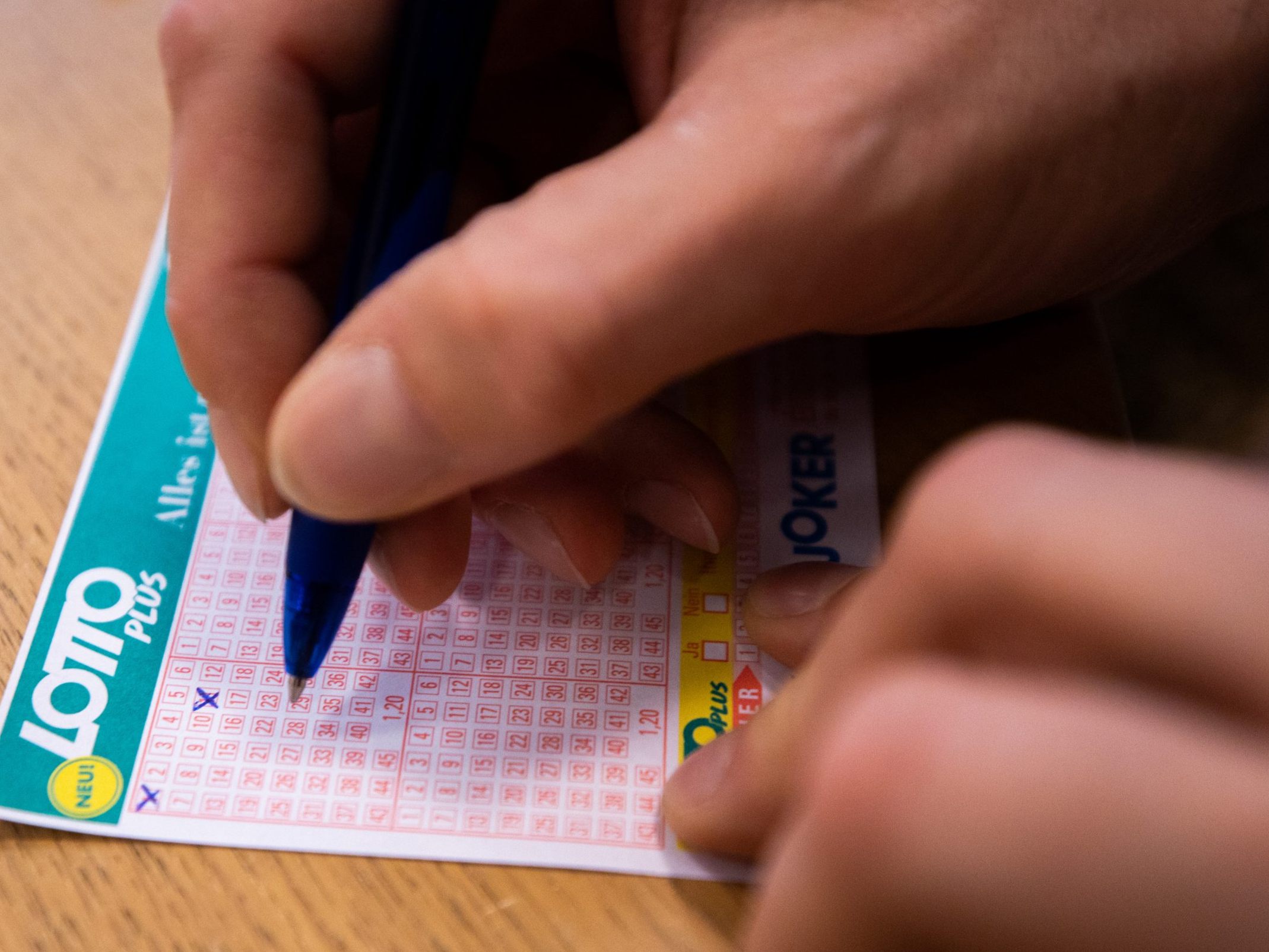 Beim Lotto warten am Sonntag 1,6 Mio. Euro auf den oder die Sechser. Beim Lotto warten am Sonntag 1,6 Mio. Euro auf den oder die Sechser.