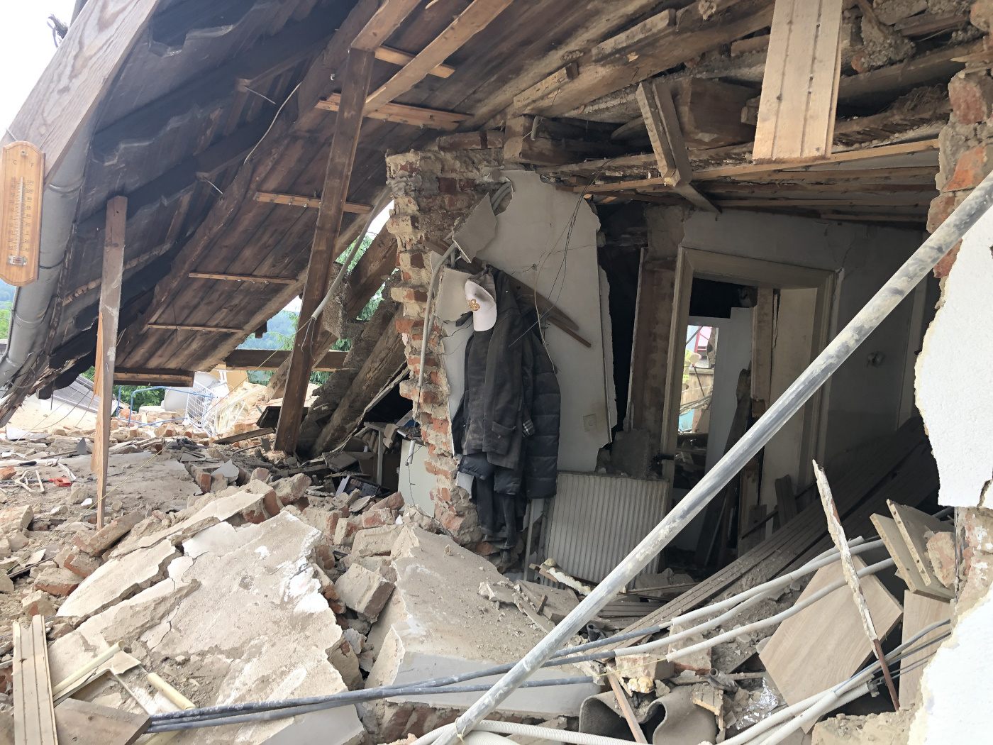 Das Haus ist völlig zerstört. Das Haus ist völlig zerstört.