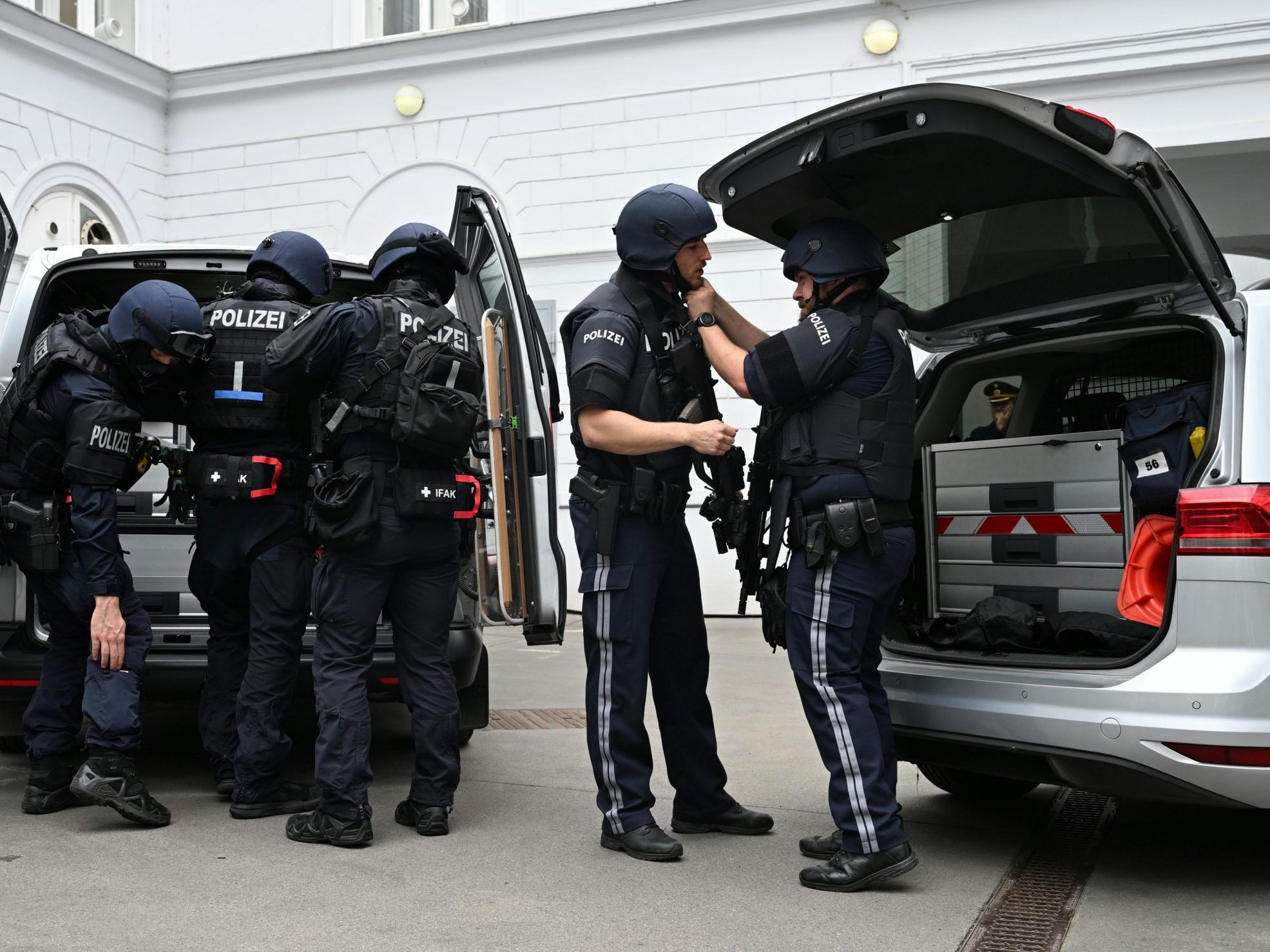 Die Ermittler führen eine Tatrekonstruktion in der Schule durch. Die Ermittler führen eine Tatrekonstruktion in der Schule durch.