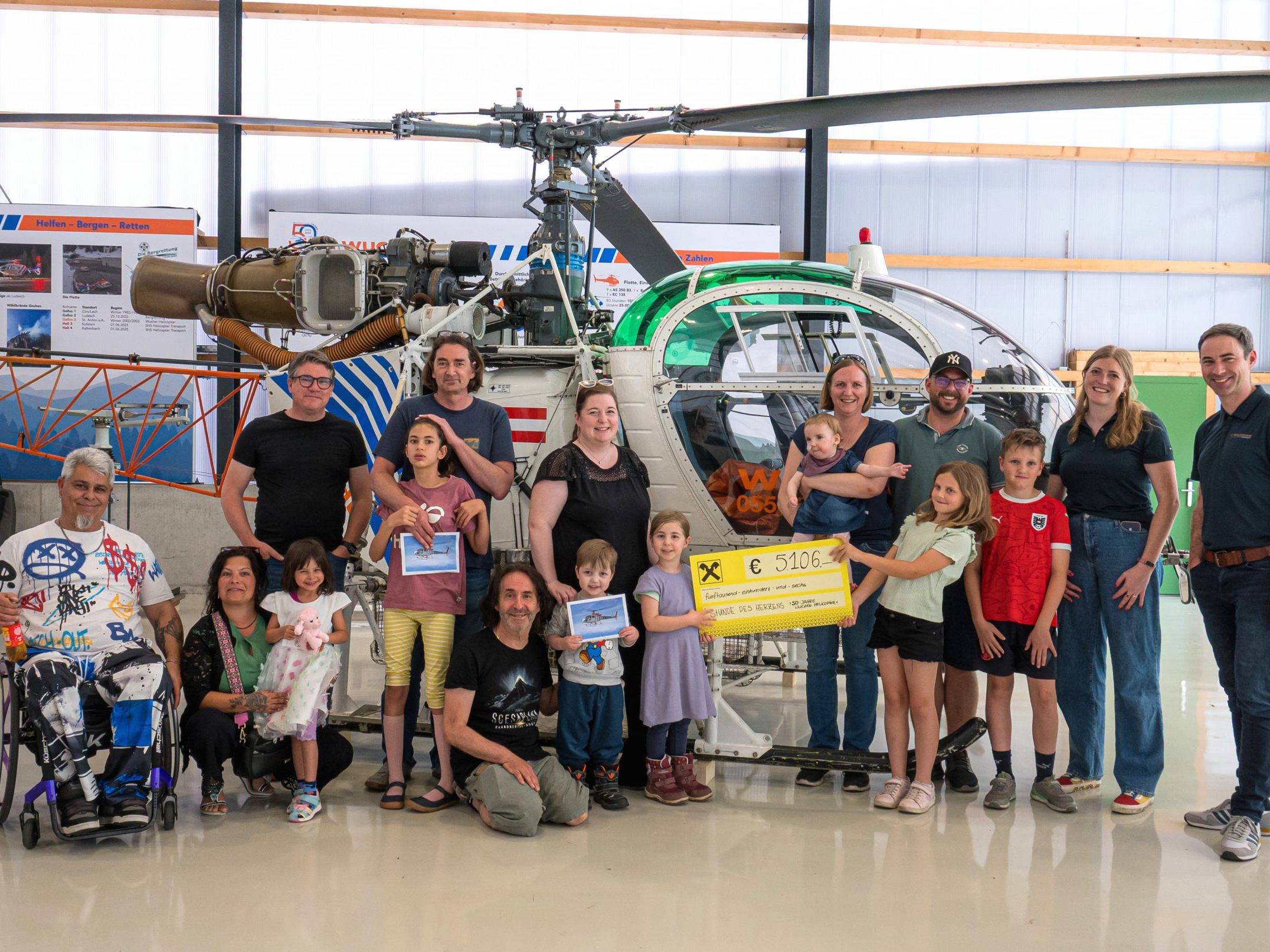 Die Belegschaft von Wucher Helicopter übergab 5.106 Euro an Stunde des Herzens, bzw. an Familien mit schwerkranken Kindern – gesammelt durch eine besondere Spendenaktion zum 50-jährigen Bestehen. Die Belegschaft von Wucher Helicopter übergab 5.106 Euro an Stunde des Herzens, bzw. an Familien mit schwerkranken Kindern – gesammelt durch eine besondere Spendenaktion zum 50-jährigen Bestehen.