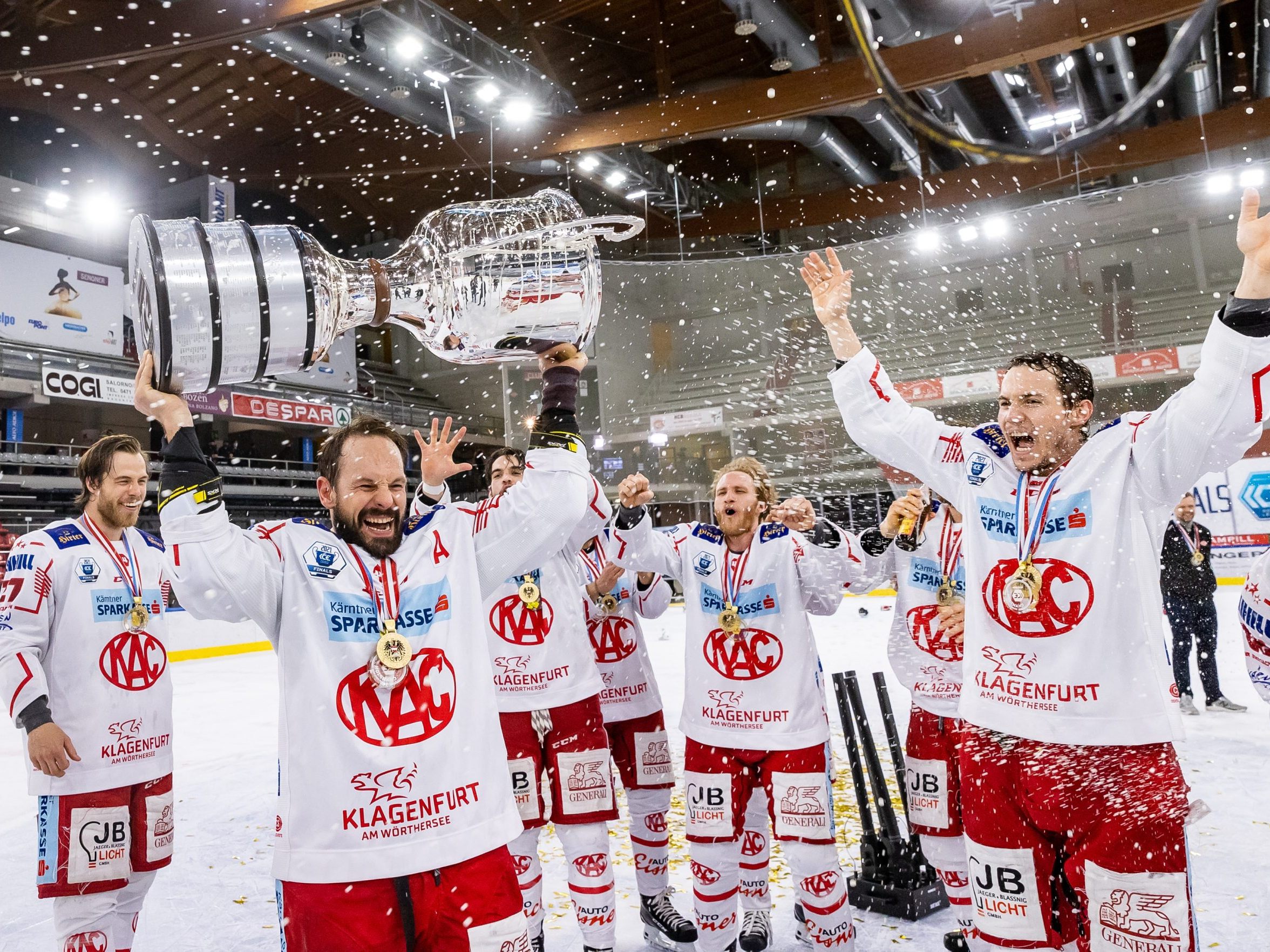 Da sah sein Alltag wohl noch anders aus: Thomas Koch hält als Eishockeyspieler einen Pokal in den Händen. Da sah sein Alltag wohl noch anders aus: Thomas Koch hält als Eishockeyspieler einen Pokal in den Händen.