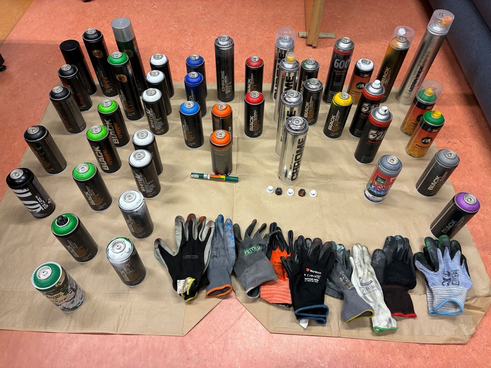 Spraydosen, Cannabiskraut sowie Datenträger wurden bei einer Hausdurchsuchung sichergestellt. Spraydosen, Cannabiskraut sowie Datenträger wurden bei einer Hausdurchsuchung sichergestellt.