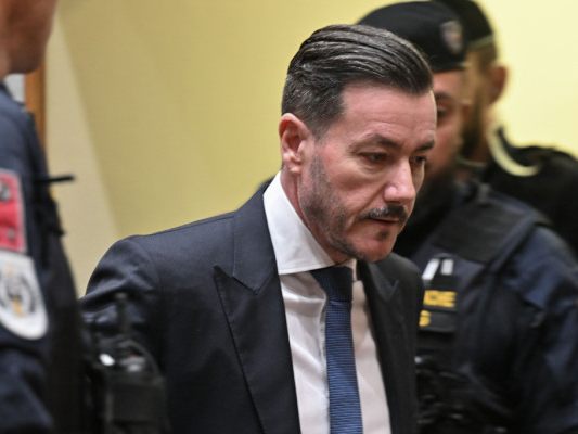 Neben Benko stehen sechs weitere Personen unter Betrugsverdacht Neben Benko stehen sechs weitere Personen unter Betrugsverdacht