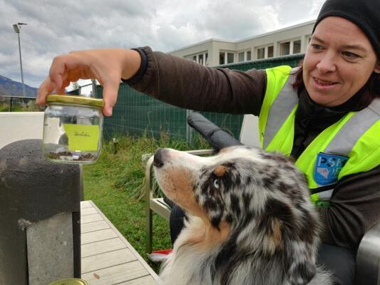 Artenspürhund "Inuki" mit Besitzerin Naturschutz-Rangerin Ursula Schelling Artenspürhund "Inuki" mit Besitzerin Naturschutz-Rangerin Ursula Schelling