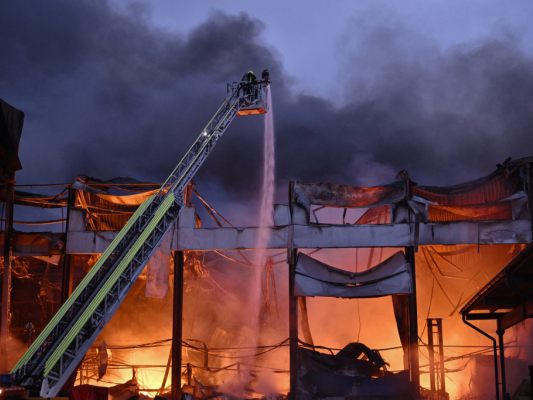 Feuerwehr in Kiew nach russischen Angriffen im Einsatz Feuerwehr in Kiew nach russischen Angriffen im Einsatz