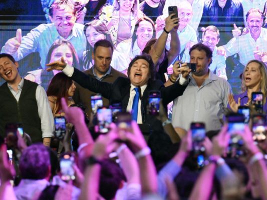 Javier Milei lässt sich feiern Javier Milei lässt sich feiern