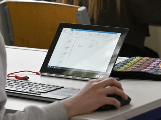 Bei den Schülern kommen digitale Medien im Unterricht gut an Bei den Schülern kommen digitale Medien im Unterricht gut an