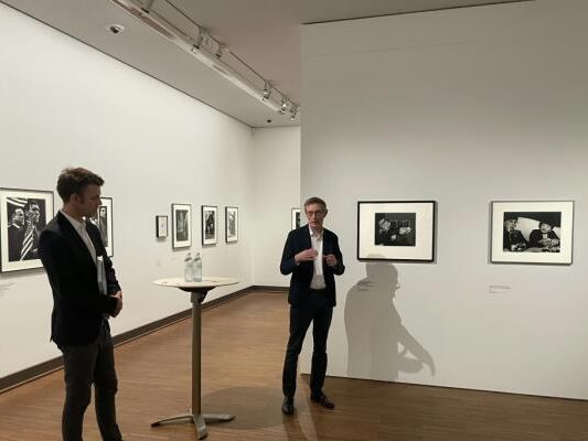 Kurator Moser und Albertina-Generaldirektor Gleis in der Model-Schau Kurator Moser und Albertina-Generaldirektor Gleis in der Model-Schau