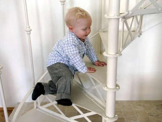 Treppen sollte manmit einem Gitter sichern Treppen sollte manmit einem Gitter sichern