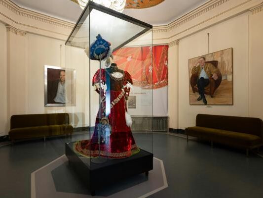 Prächtiges Kostüm des frühen Burgstars Charlotte Wolter Prächtiges Kostüm des frühen Burgstars Charlotte Wolter