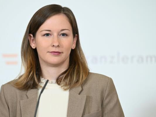Plakolm will Mutterschutz auch nach Fehlgeburten Plakolm will Mutterschutz auch nach Fehlgeburten