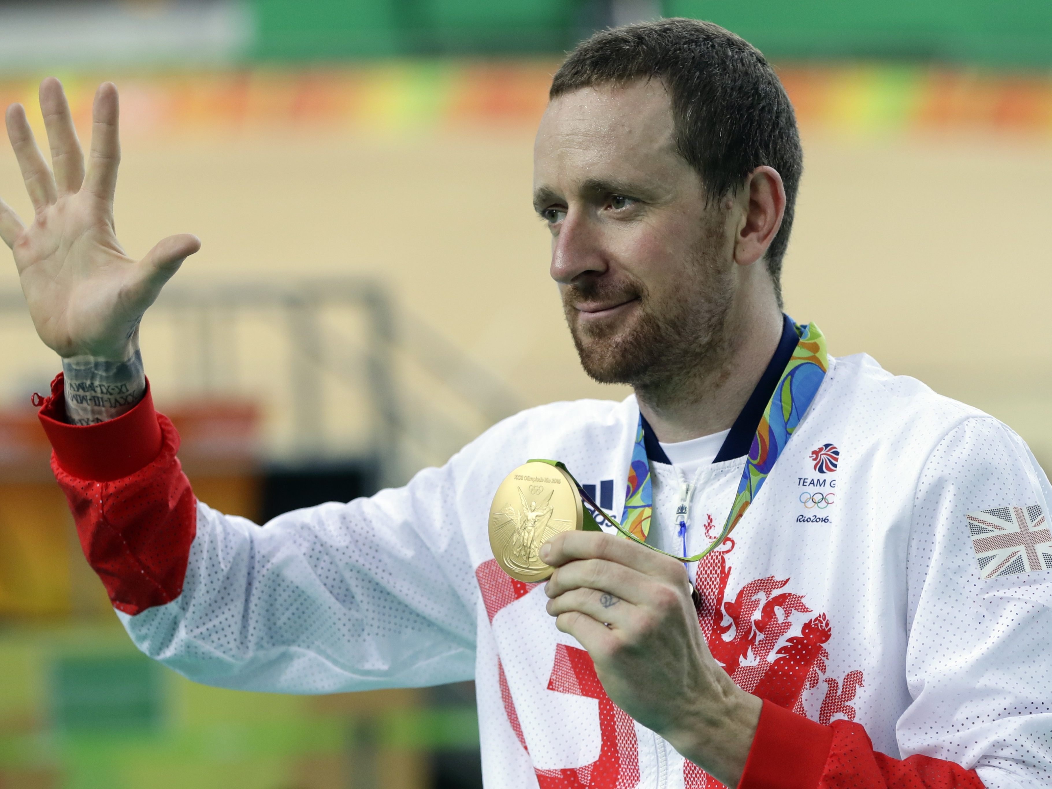Bradley Wiggins bei der Siegerehrung in Rio de Janeiro am 12. August 2016: Mit dem Team sicherte er sich seine fünfte olympische Goldmedaille – wenige Monate später beendete er seine Karriere. Bradley Wiggins bei der Siegerehrung in Rio de Janeiro am 12. August 2016: Mit dem Team sicherte er sich seine fünfte olympische Goldmedaille – wenige Monate später beendete er seine Karriere.