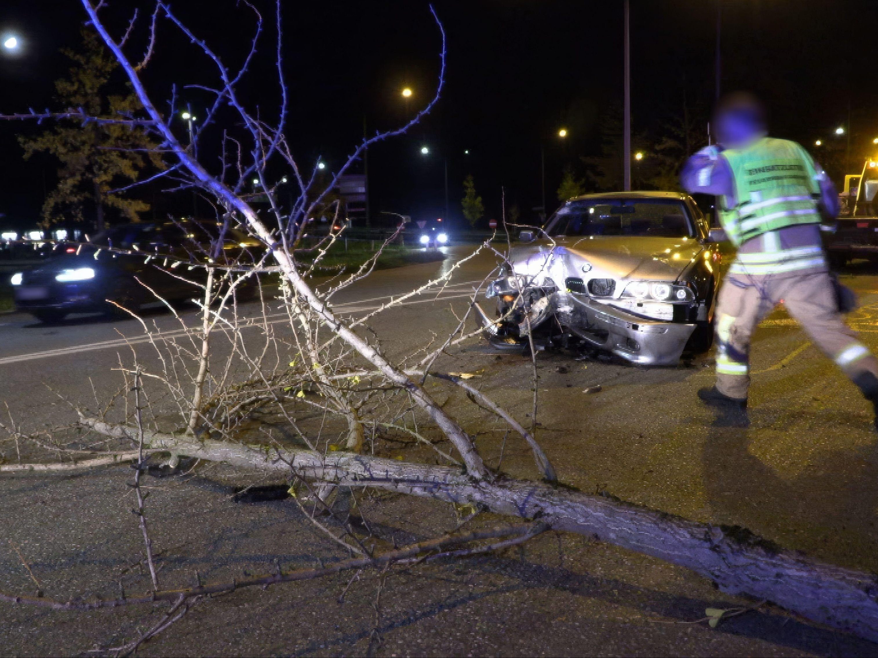 Auto prallt in Dornbirn gegen Baum. Auto prallt in Dornbirn gegen Baum.