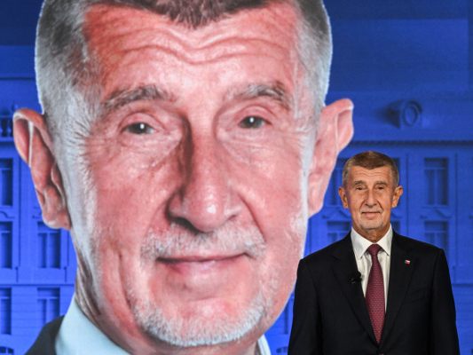 Auf dem Bild sieht man den tschechischen Wahlsieger Andrej Babi?. Hinter ihm ist ein Bild von seinem Kopf im Großformat zu sehen. Auf dem Bild sieht man den tschechischen Wahlsieger Andrej Babi?. Hinter ihm ist ein Bild von seinem Kopf im Großformat zu sehen.