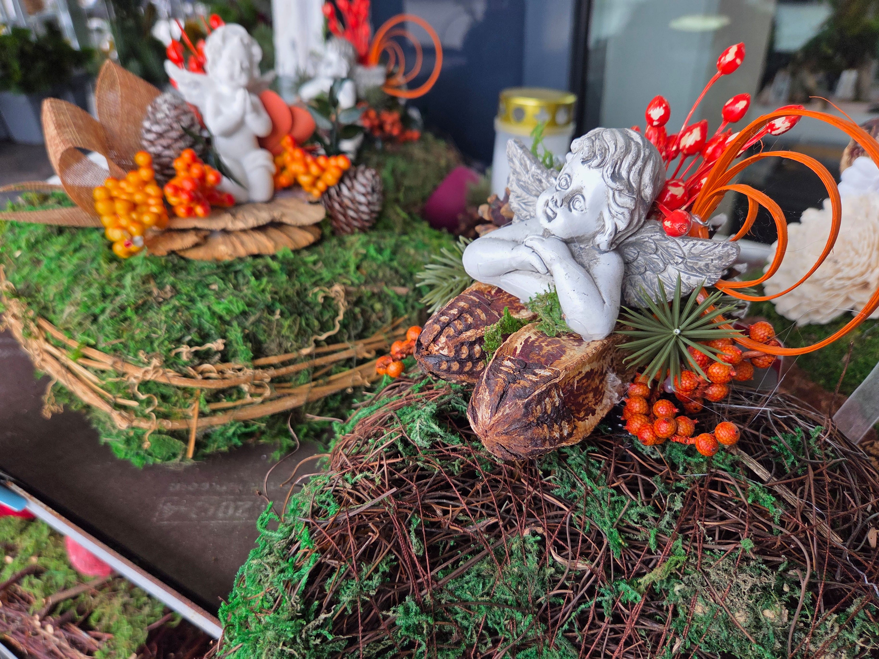 Damit das Grab zum 1. November gepflegt, würdevoll und einladend aussieht, helfen rechtzeitige Vorbereitung, robuste Pflanzen und stimmungsvolle Deko. Damit das Grab zum 1. November gepflegt, würdevoll und einladend aussieht, helfen rechtzeitige Vorbereitung, robuste Pflanzen und stimmungsvolle Deko.