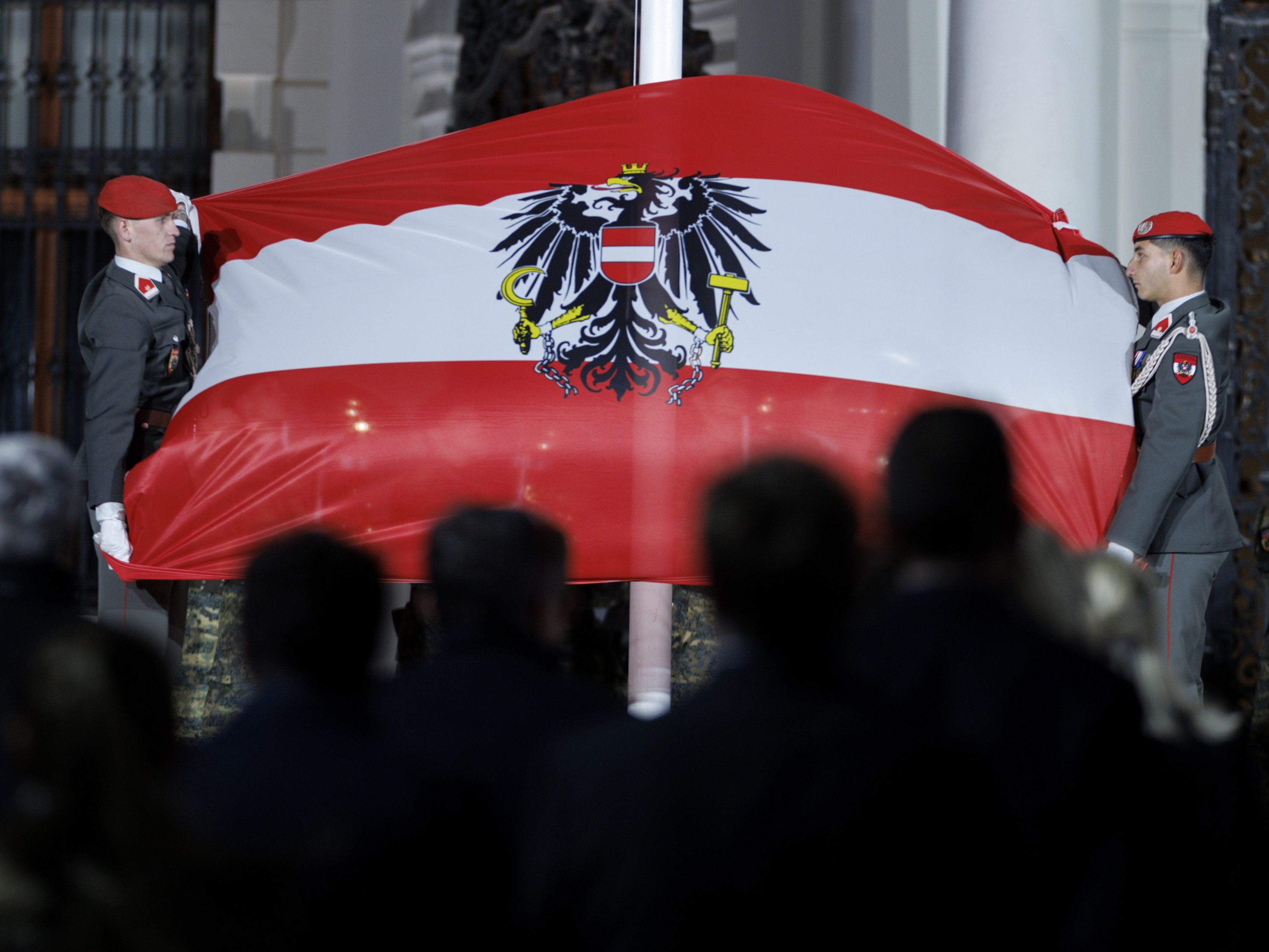 Für einen Großteil der Österreicher gehört die Neutralität zur Identität des Landes. Für einen Großteil der Österreicher gehört die Neutralität zur Identität des Landes.