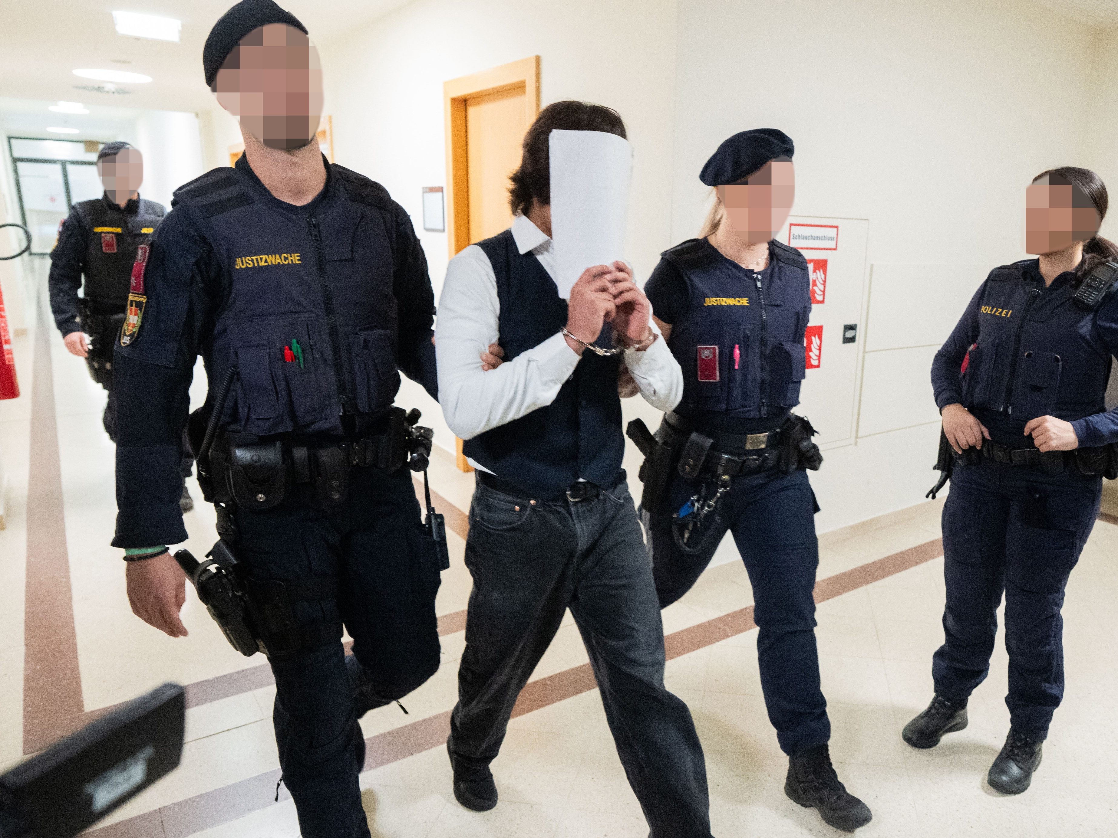 Die Angeklagten zeigen sich nicht geständig. Die Angeklagten zeigen sich nicht geständig.