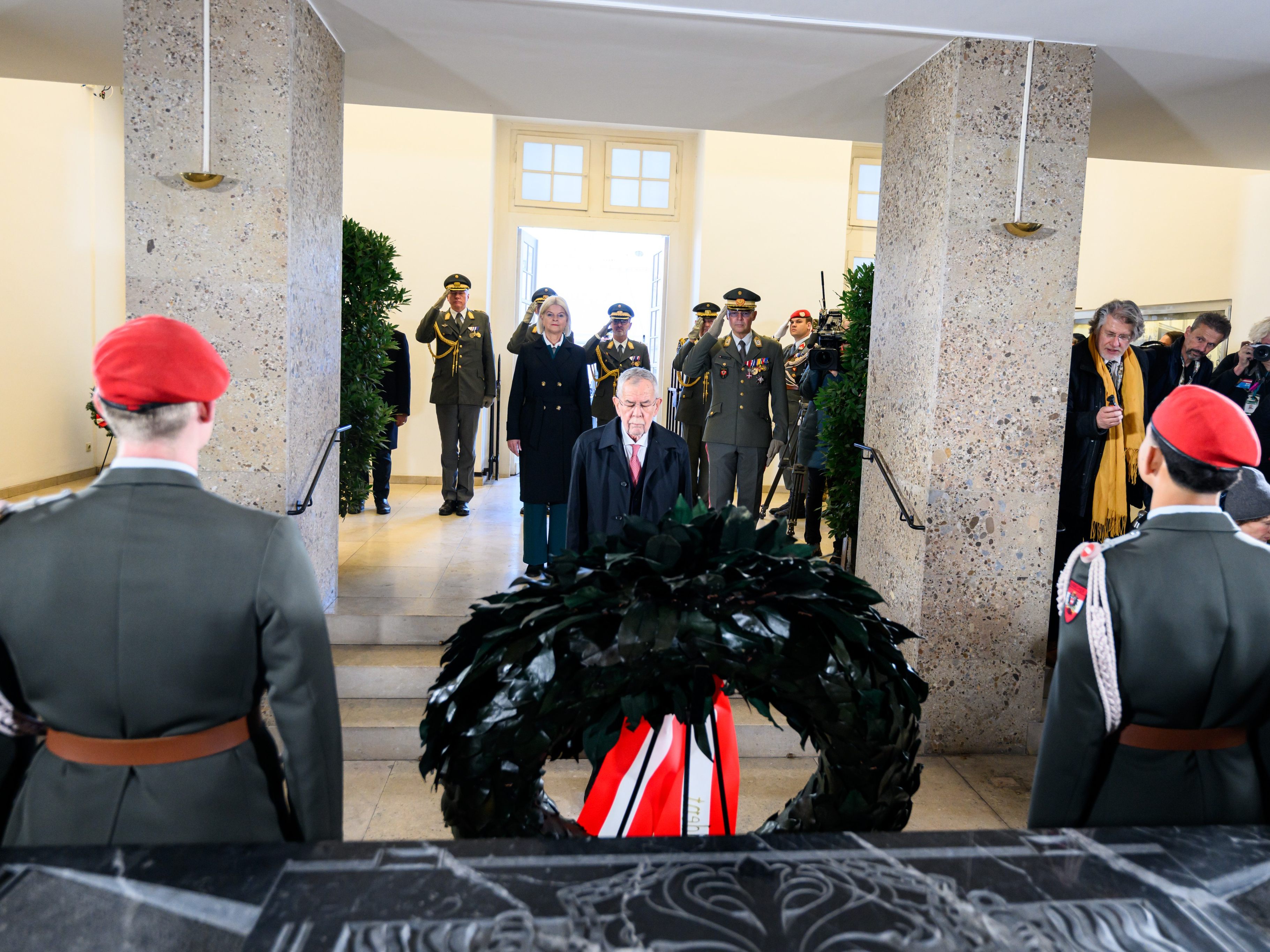 Kranzniederlegungen zählen zu den traditionellen Feierlichkeiten am Nationalfeiertag. Kranzniederlegungen zählen zu den traditionellen Feierlichkeiten am Nationalfeiertag.
