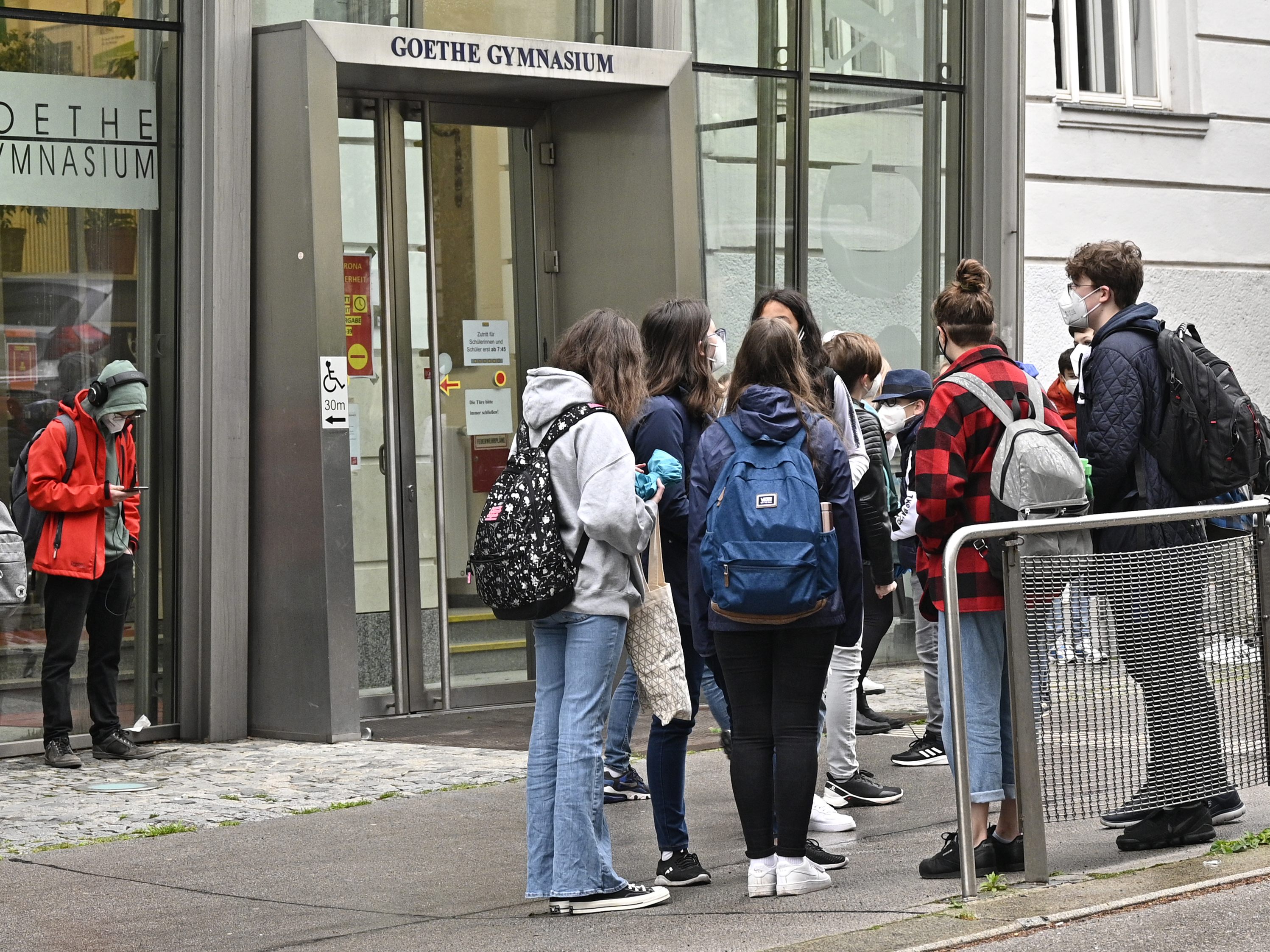 Schuleschwänzen kann Strafen nach sich ziehen. Schuleschwänzen kann Strafen nach sich ziehen.