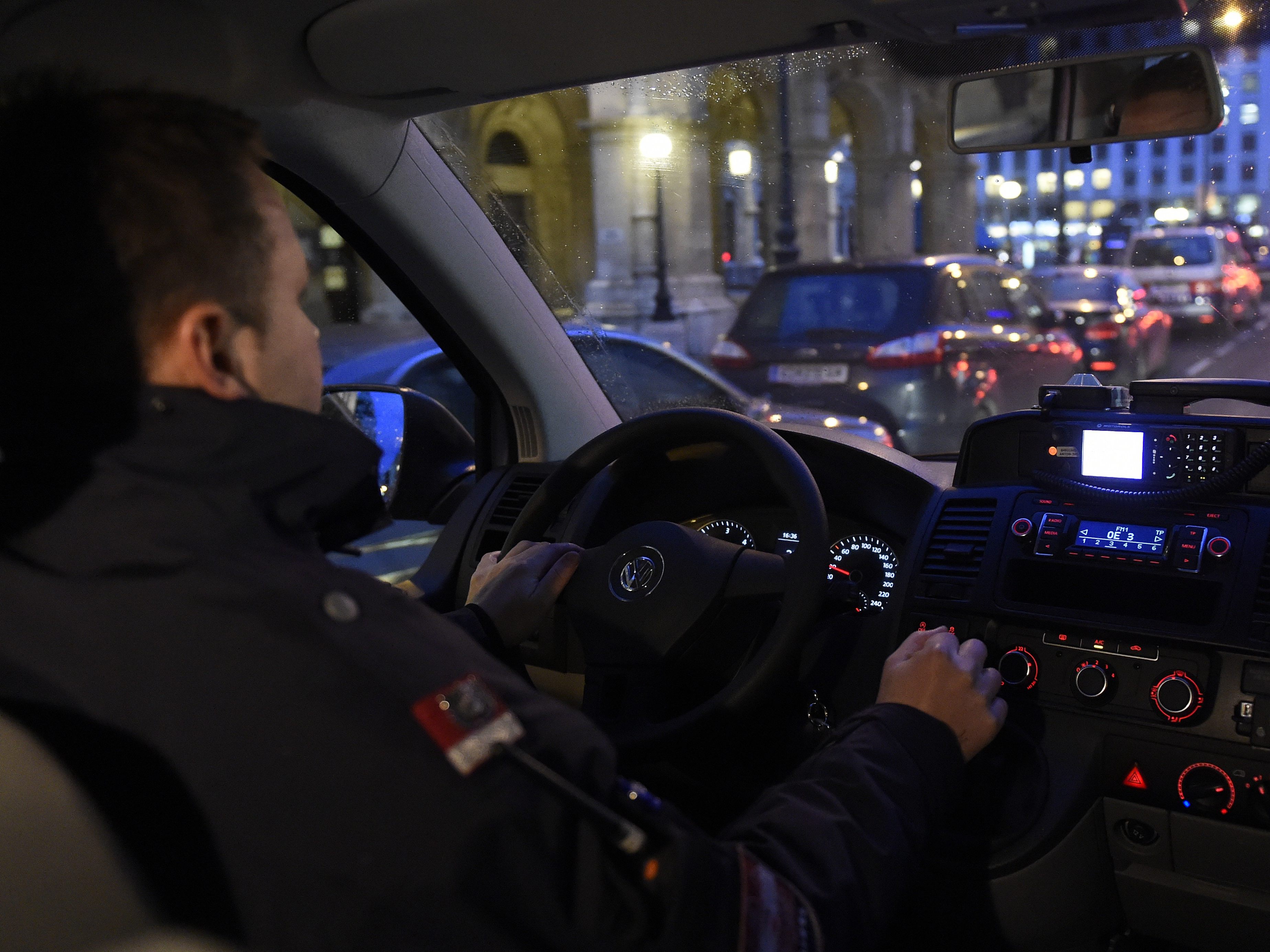 Die Polizei fasste zwei Männer nach einem Raub in der Wiener Innenstadt. Die Polizei fasste zwei Männer nach einem Raub in der Wiener Innenstadt.