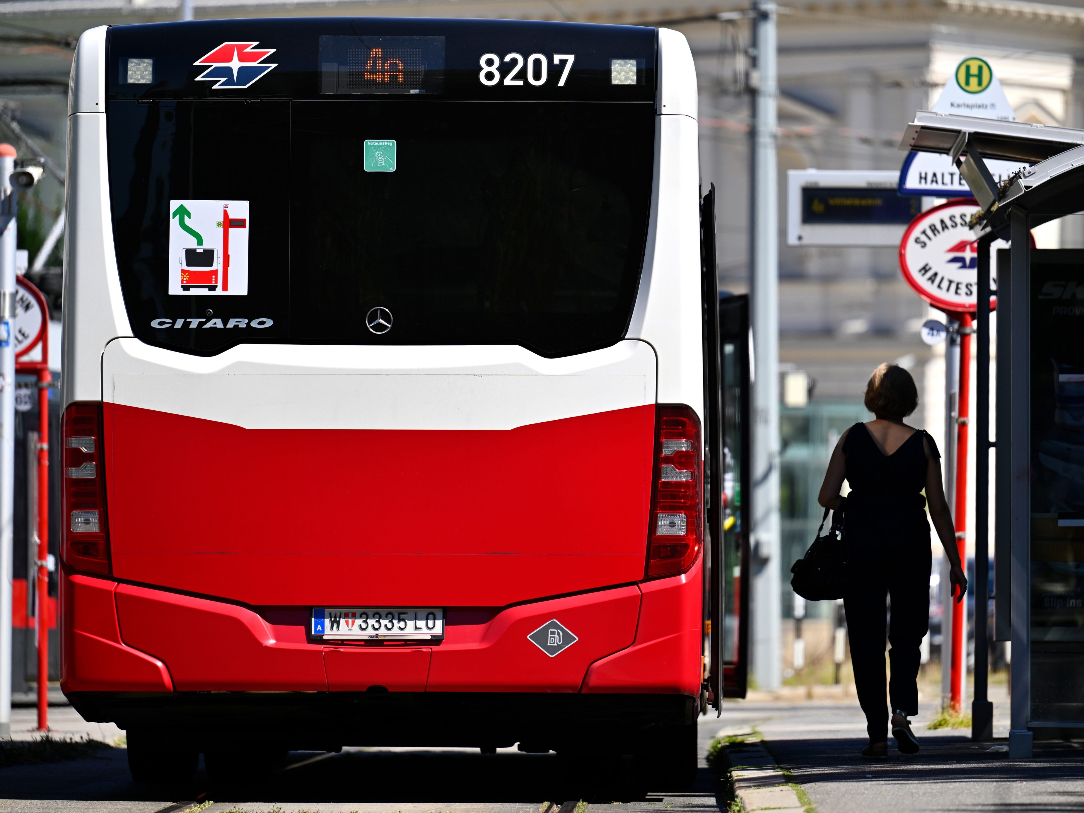 In Wien wird als Verlagerungsmaßnahme die Nutzung von Öffis forciert. In Wien wird als Verlagerungsmaßnahme die Nutzung von Öffis forciert.