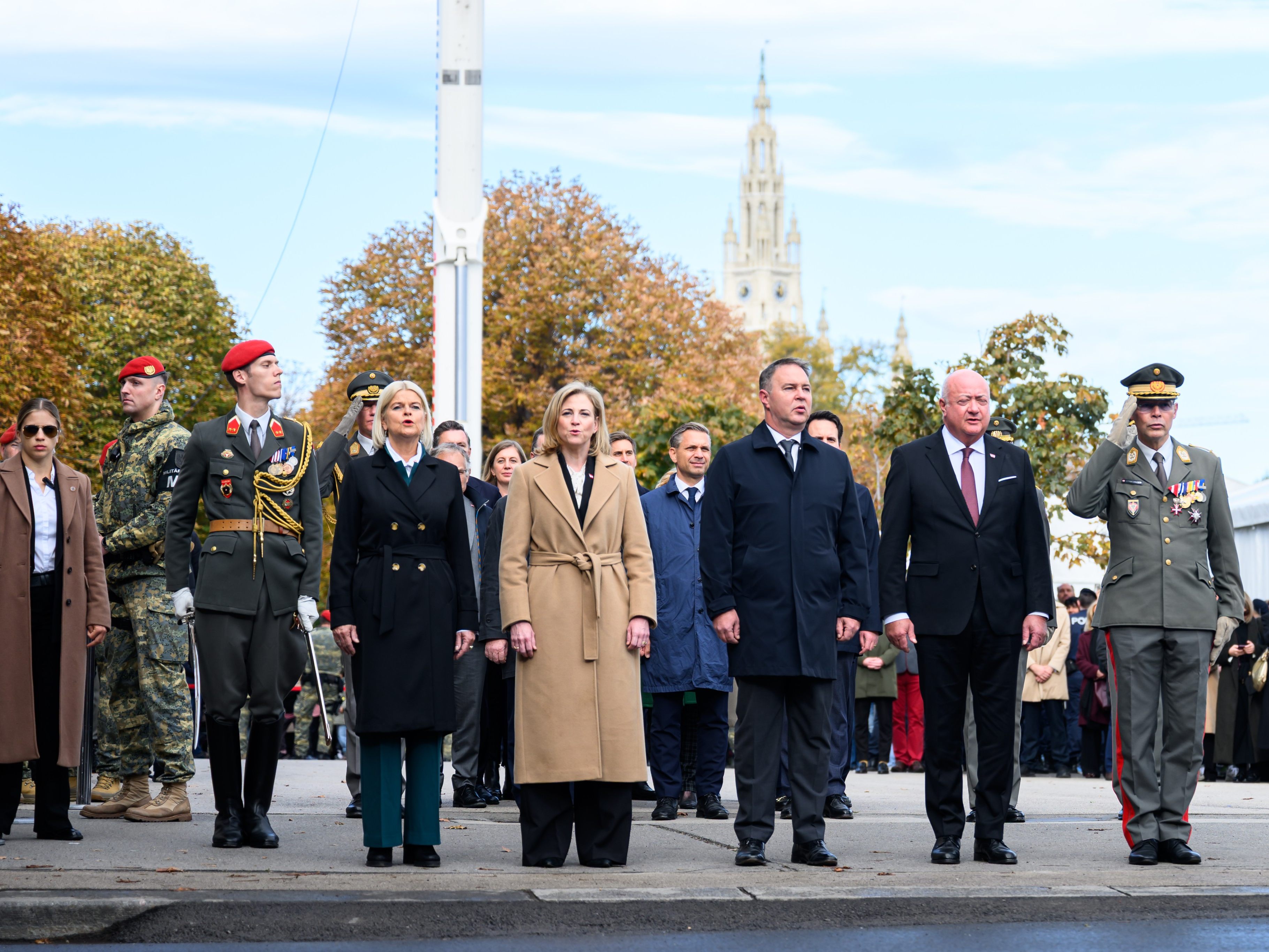 Stocker und Van der Bellen hielten Reden am Heldenplatz. Stocker und Van der Bellen hielten Reden am Heldenplatz.
