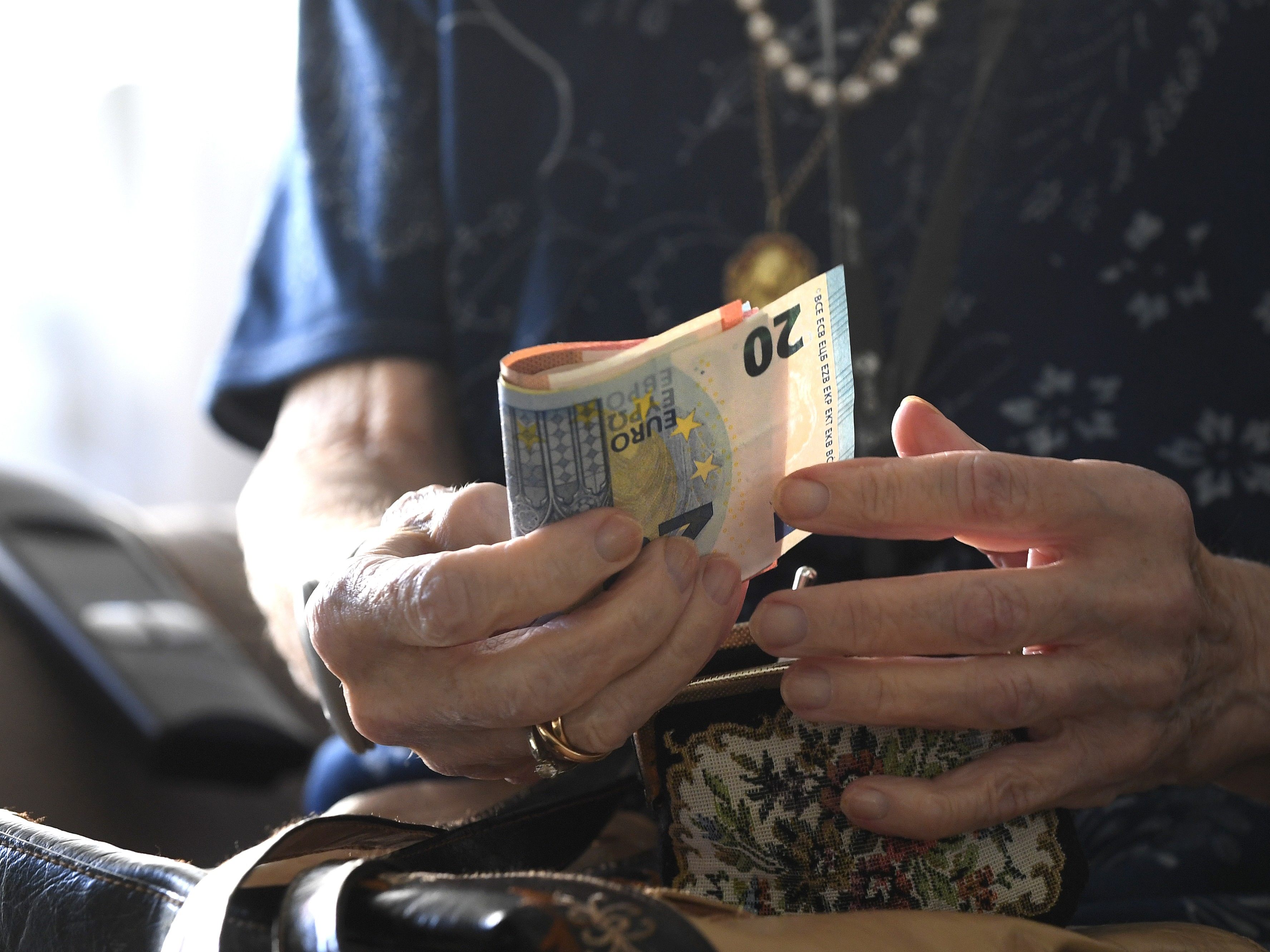 Weit über 100.000 Bezieher einer Pensionskassen-Pension. Weit über 100.000 Bezieher einer Pensionskassen-Pension.