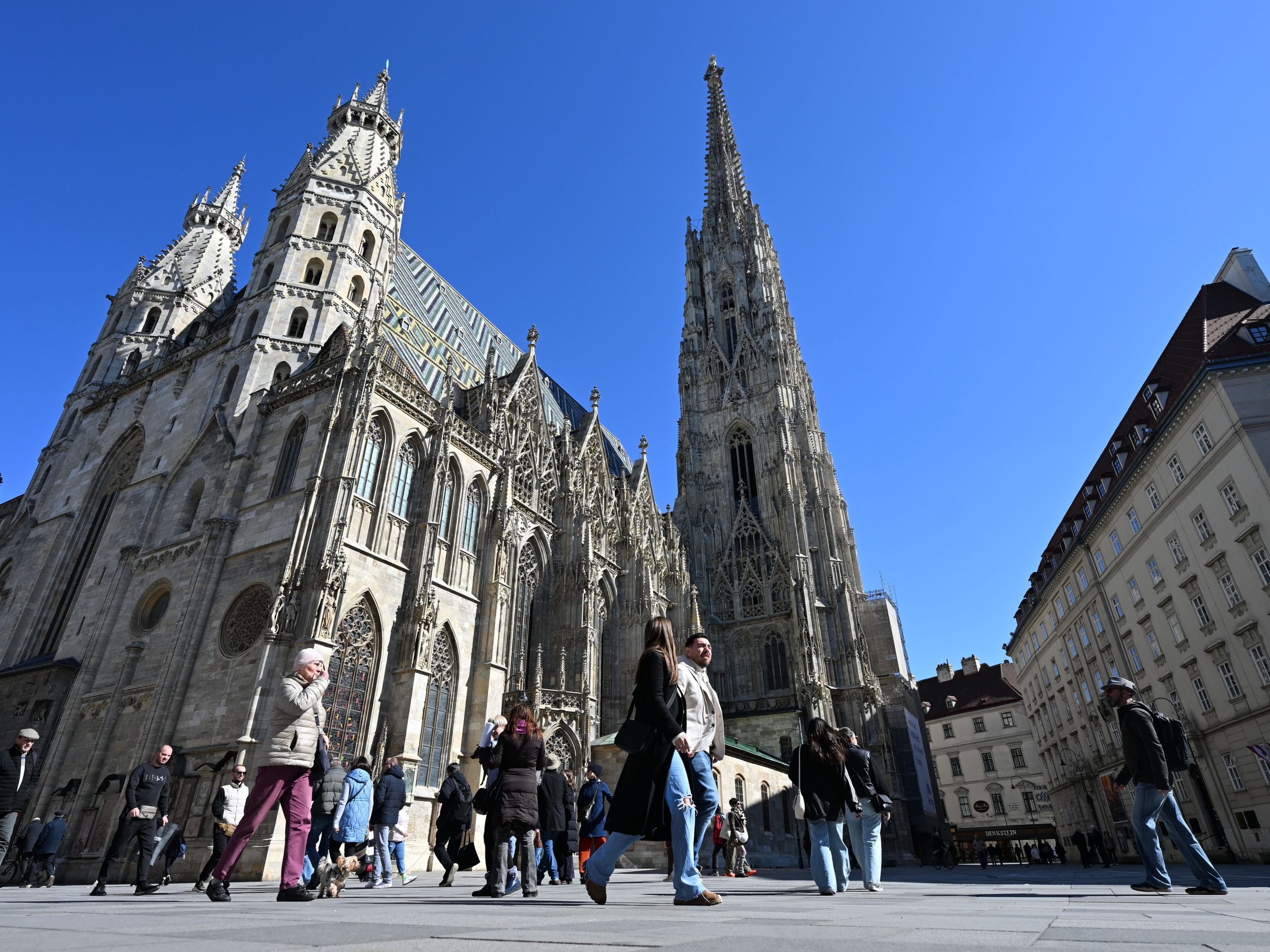 77 Kreuzarbeiten von Arnulf Rainer werden ausgestellt. 77 Kreuzarbeiten von Arnulf Rainer werden ausgestellt.