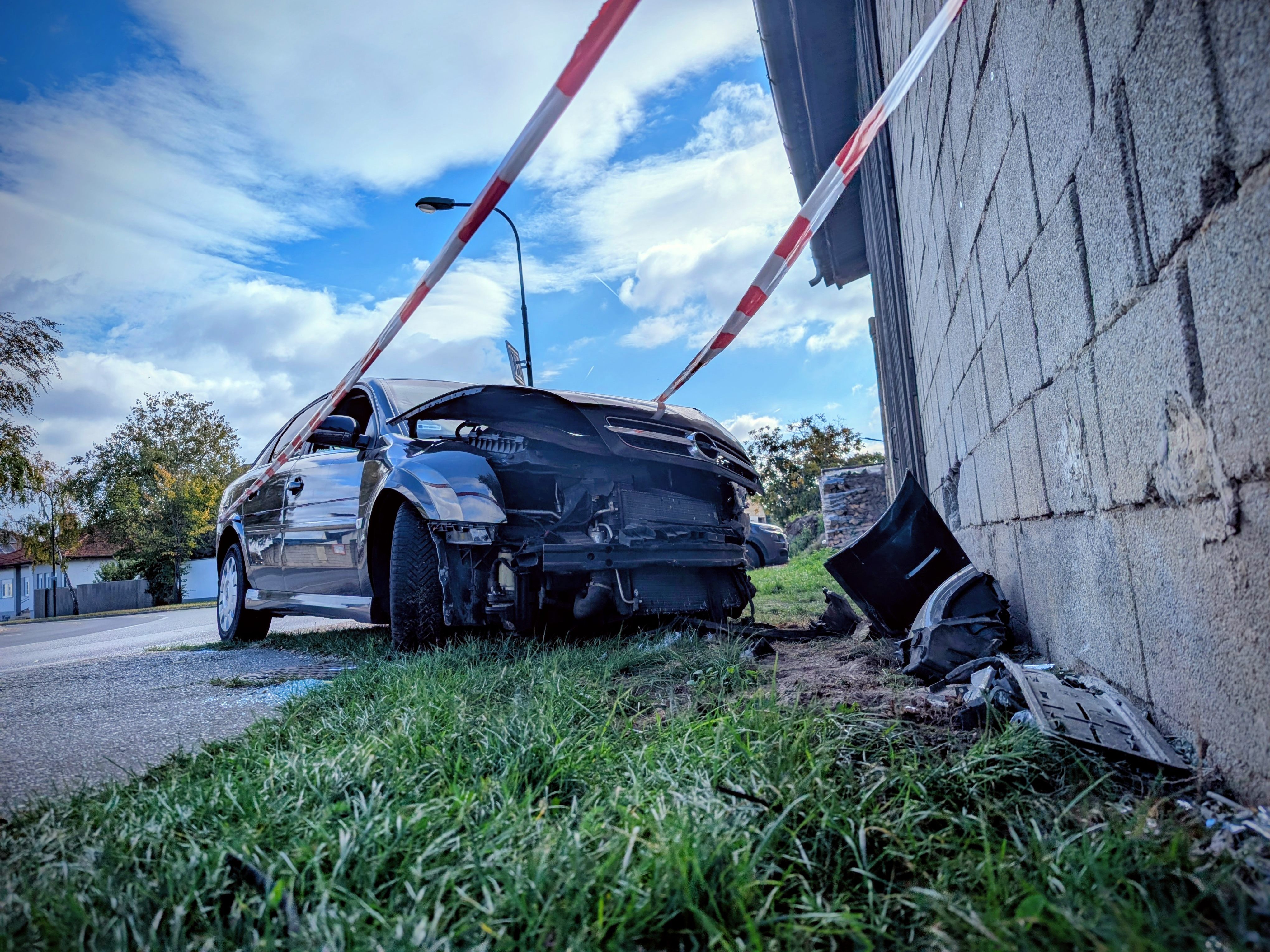 Der schwer verletzte Lenker musste aus dem Wrack befreit werden. Der schwer verletzte Lenker musste aus dem Wrack befreit werden.