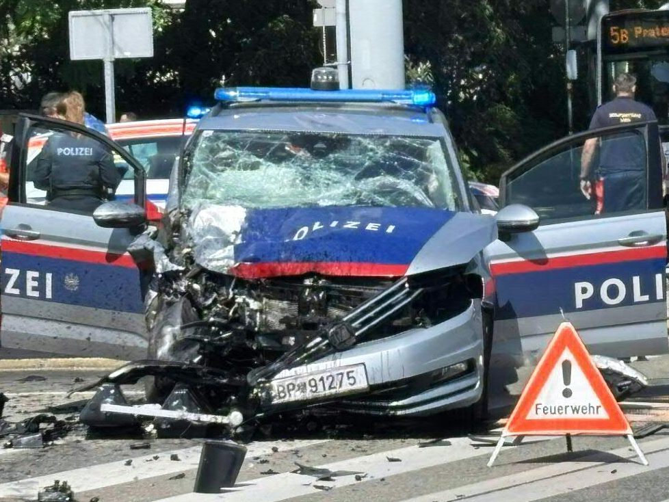 Eine Einsatzfahrt der Wiener Polizei endete mit einem Auffahrunfall. Eine Einsatzfahrt der Wiener Polizei endete mit einem Auffahrunfall.