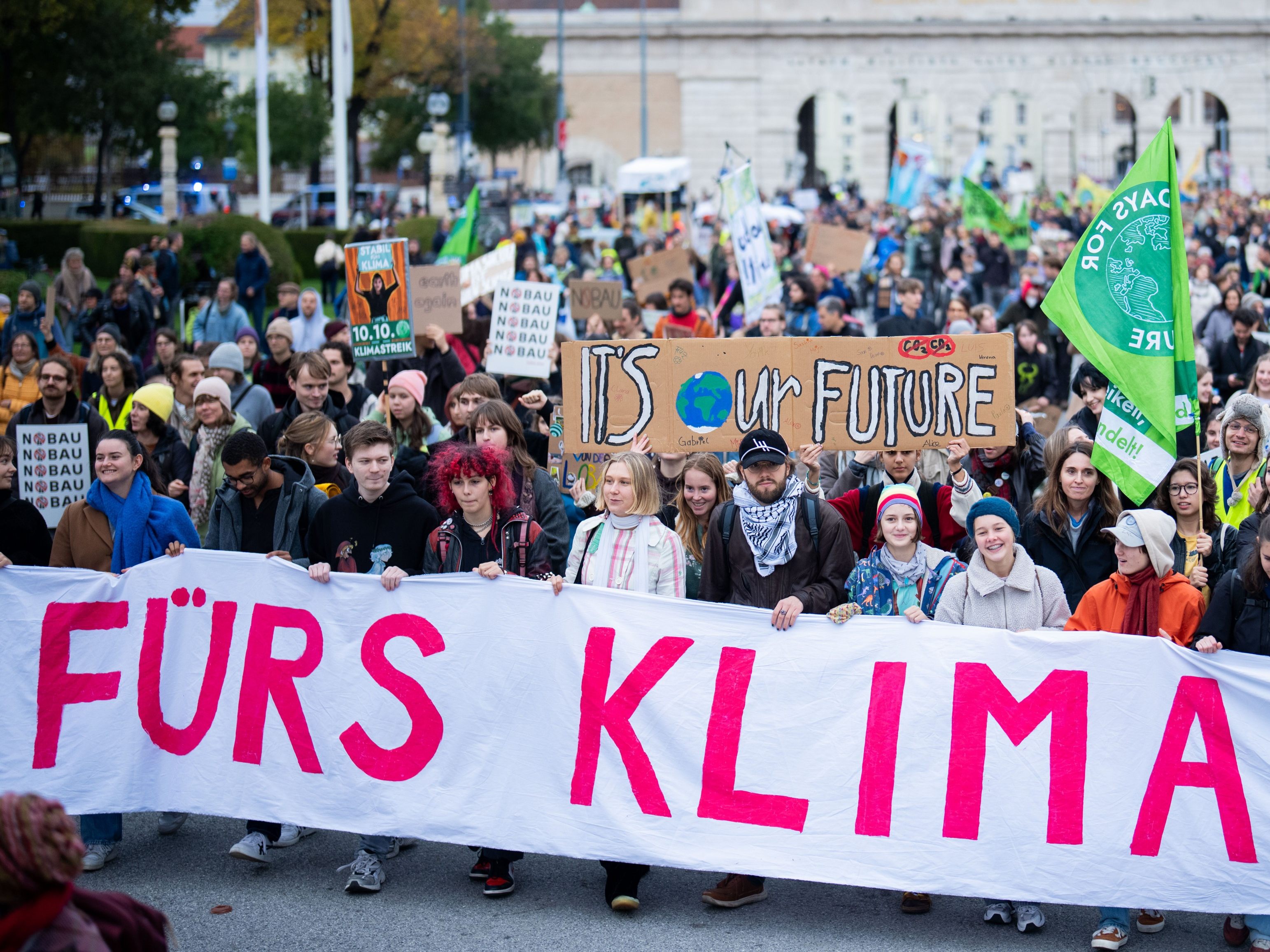 In Wien fand ein Großstreik von Fridays For Future zum Thema "Klimaschutzgesetz - wenn dann richtig!" statt. In Wien fand ein Großstreik von Fridays For Future zum Thema "Klimaschutzgesetz - wenn dann richtig!" statt.