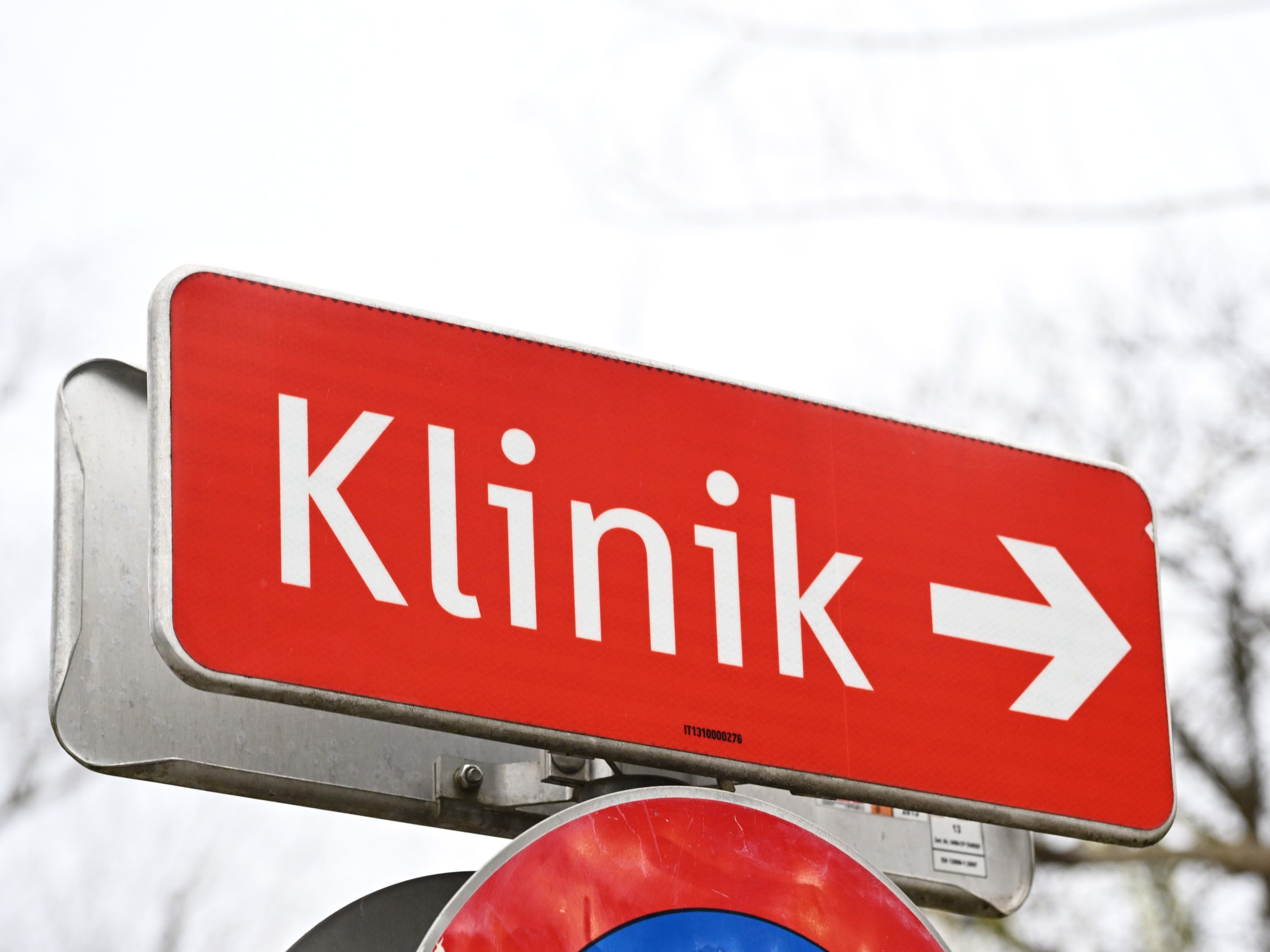 Die Frau hätte in einem spezialisierten Krankenhaus weiterbehandelt werden sollen, aber es gab nur Absagen. Die Frau hätte in einem spezialisierten Krankenhaus weiterbehandelt werden sollen, aber es gab nur Absagen.