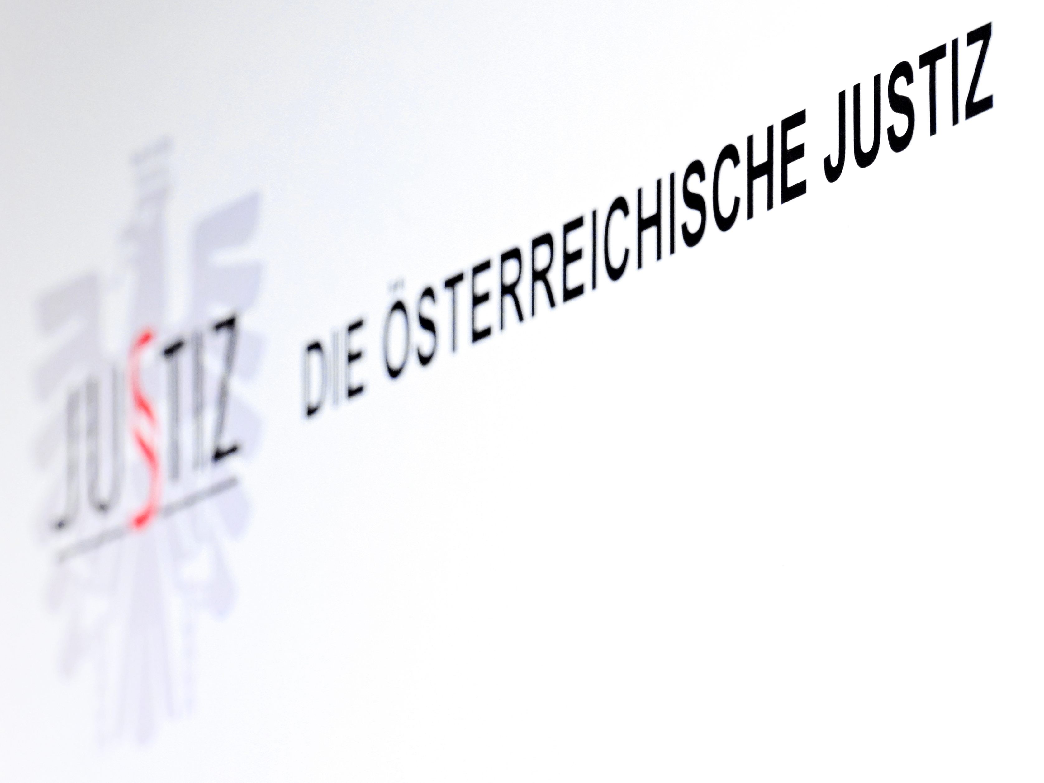 Ein Schmuckhändler narrt die heimische Justiz. Ein Schmuckhändler narrt die heimische Justiz.