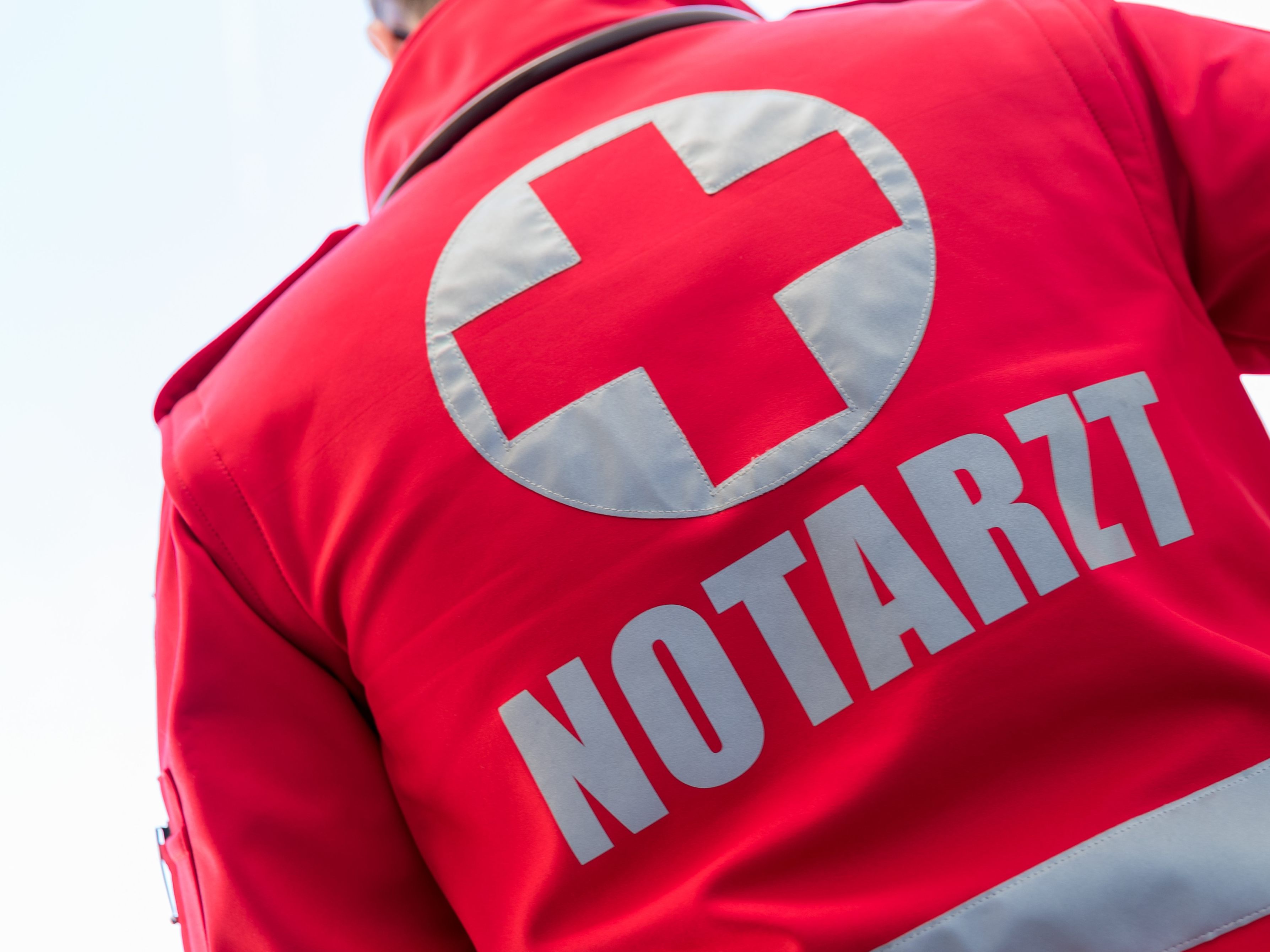 Die Frau erlitt schwere Verletzungen und wurde von den Rettungskräften aus dem See geborgen, sie verstarb kurze Zeit später. Die Frau erlitt schwere Verletzungen und wurde von den Rettungskräften aus dem See geborgen, sie verstarb kurze Zeit später.