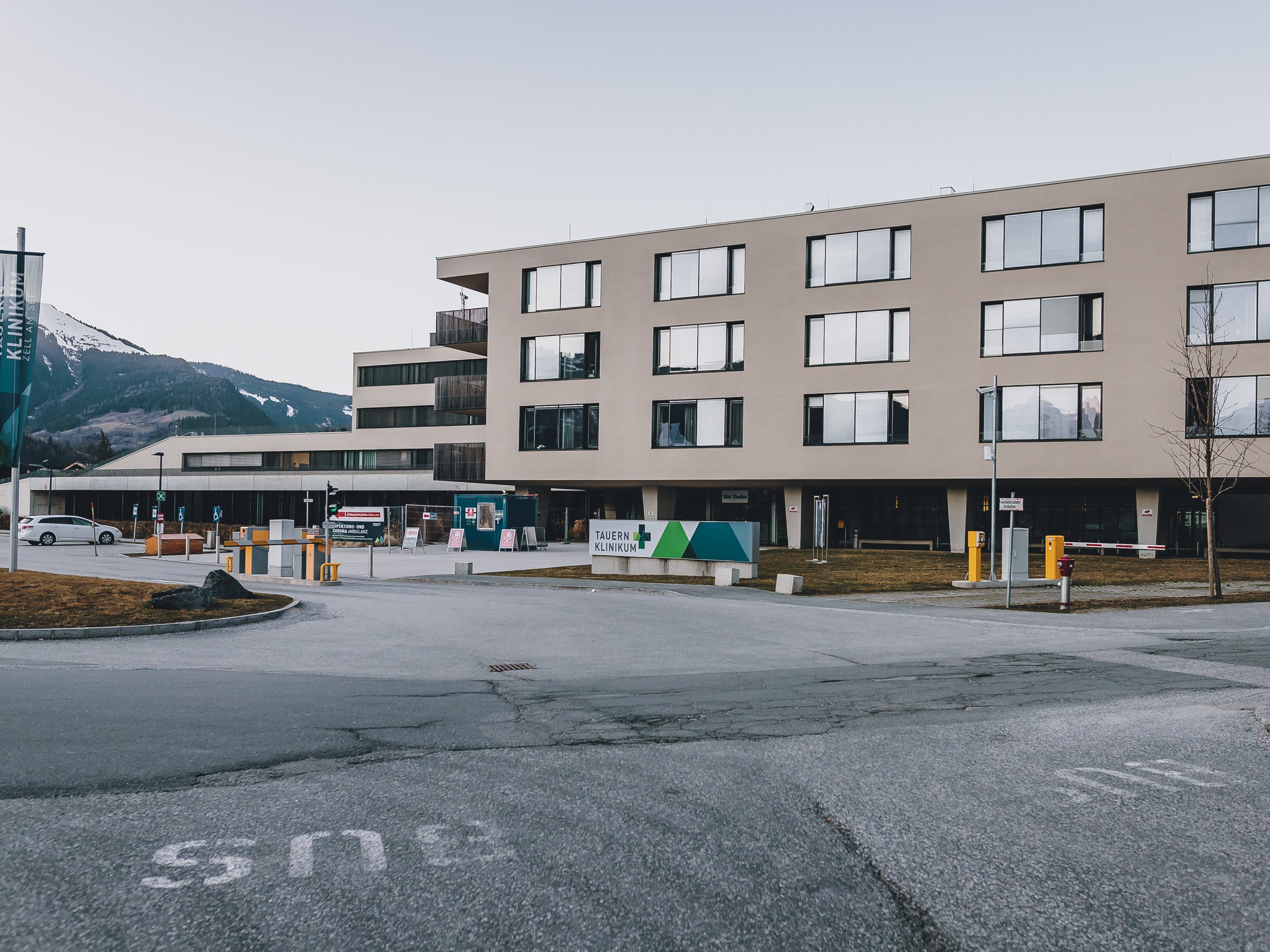 Drama vor Spital: Mann stirbt auf Parkplatz, Ärzte durften nicht helfen. Drama vor Spital: Mann stirbt auf Parkplatz, Ärzte durften nicht helfen.