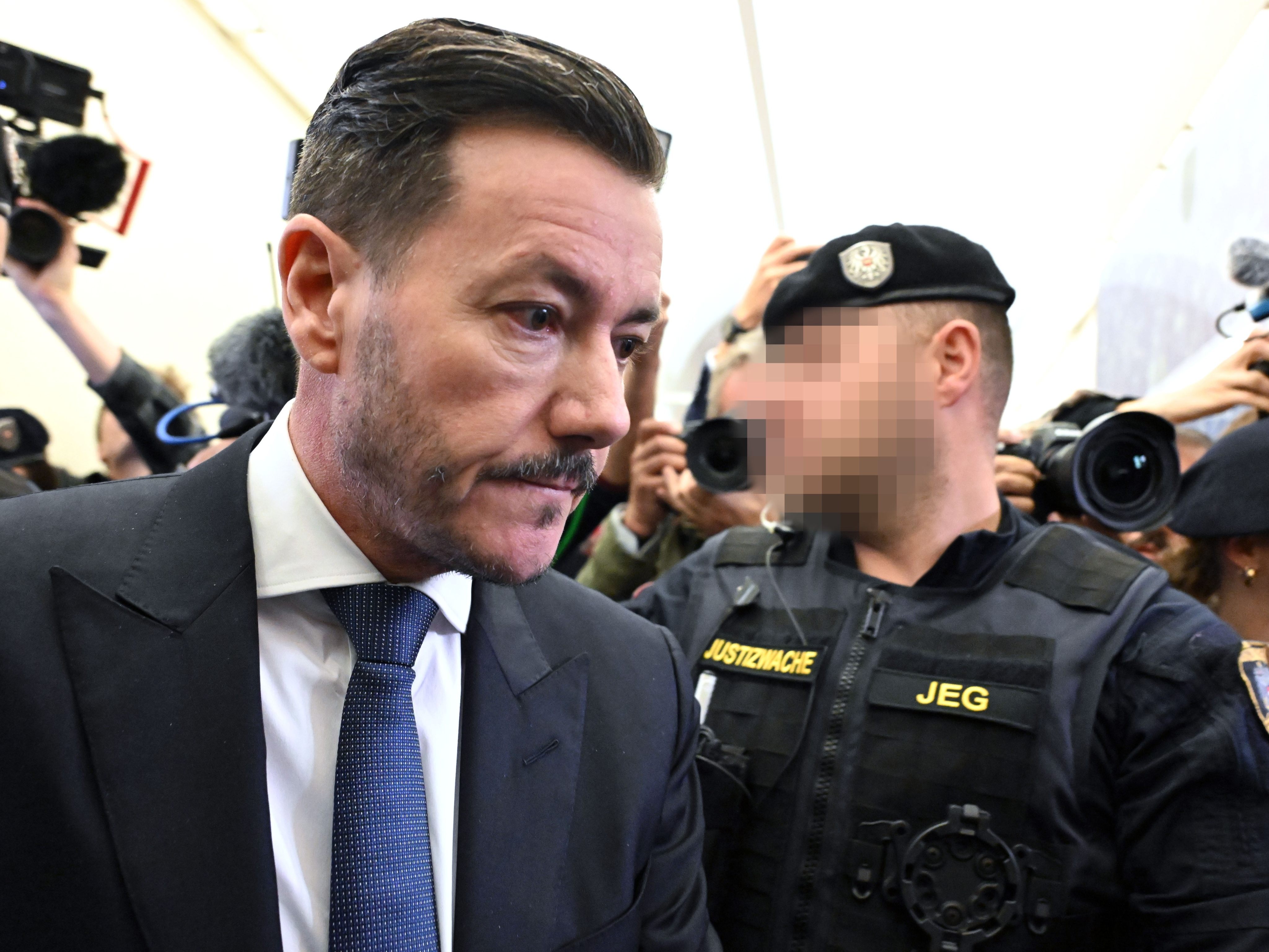 Der bereits nicht rechtskräftig verurteilte Signa-Gründer René Benko steht am 10. und 16. Dezember ein zweites Mal wegen betrügerischer Krida vor dem Innsbrucker Landesgericht. Der bereits nicht rechtskräftig verurteilte Signa-Gründer René Benko steht am 10. und 16. Dezember ein zweites Mal wegen betrügerischer Krida vor dem Innsbrucker Landesgericht.